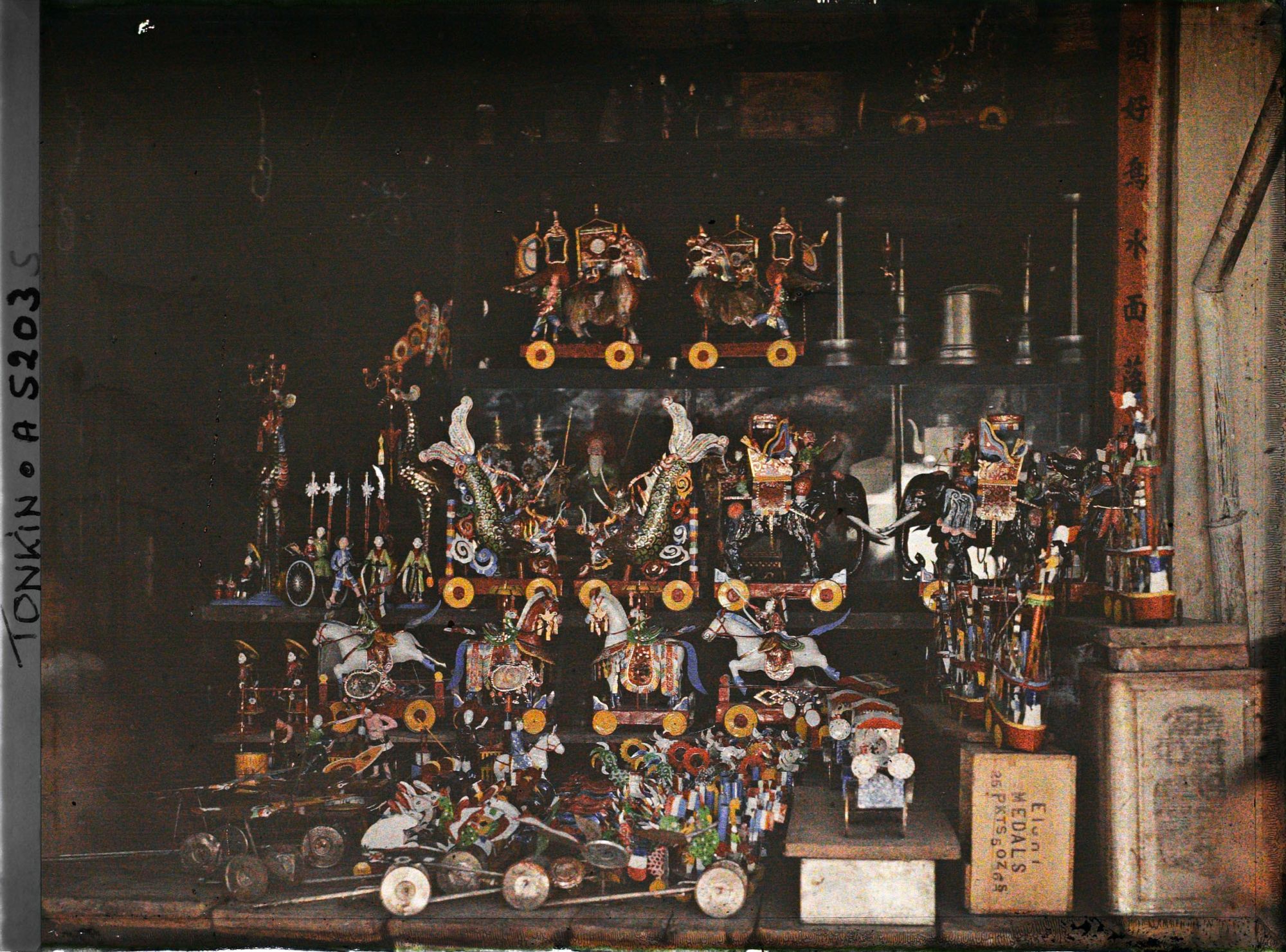 Image représentant Un étalage de jouets en fer blanc peint à l'intérieur d'une boutique, pendant la fête des enfants (fête de la mi-automne)