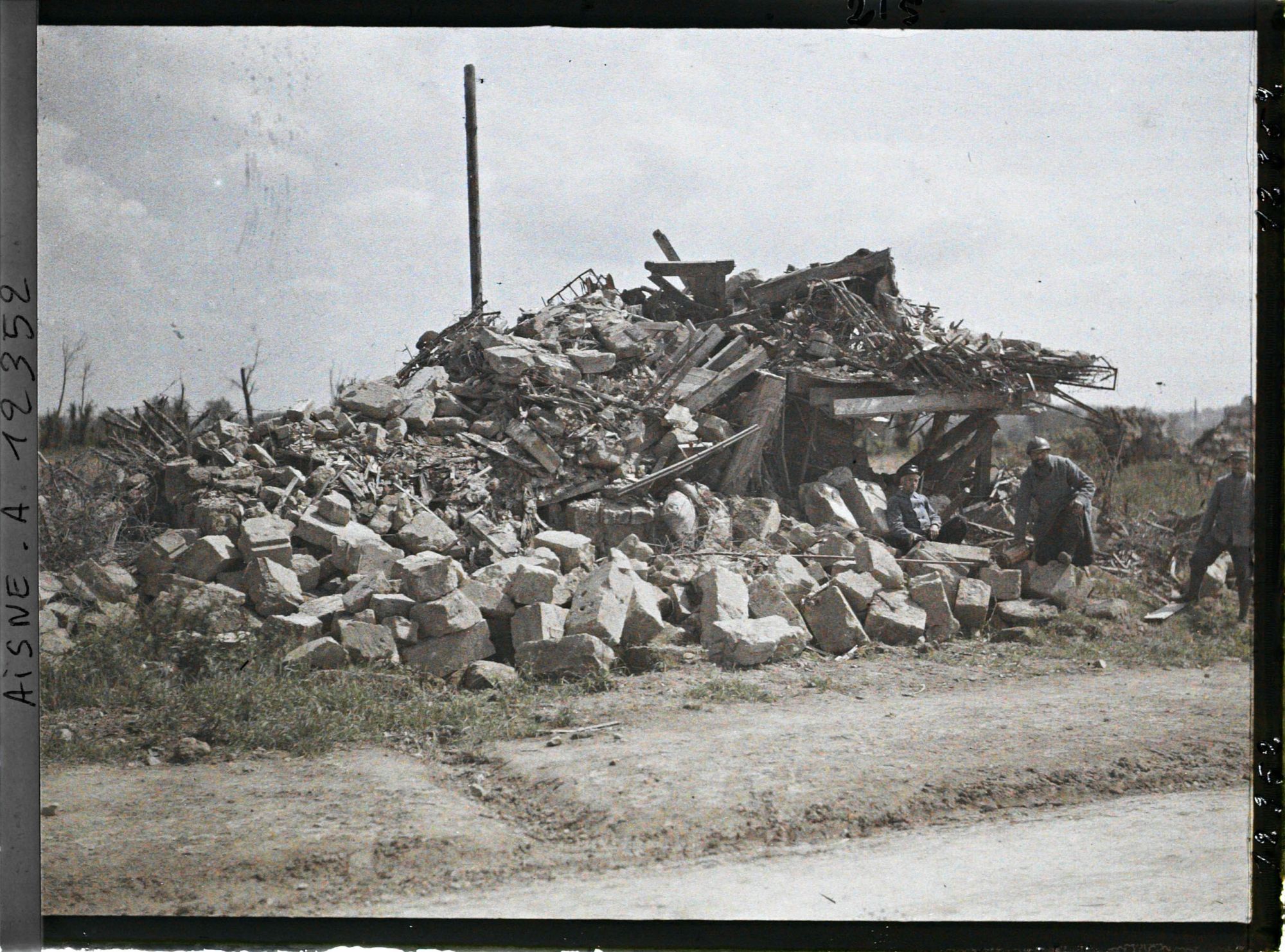 Image représentant Des soldats dans les ruines d'une maison