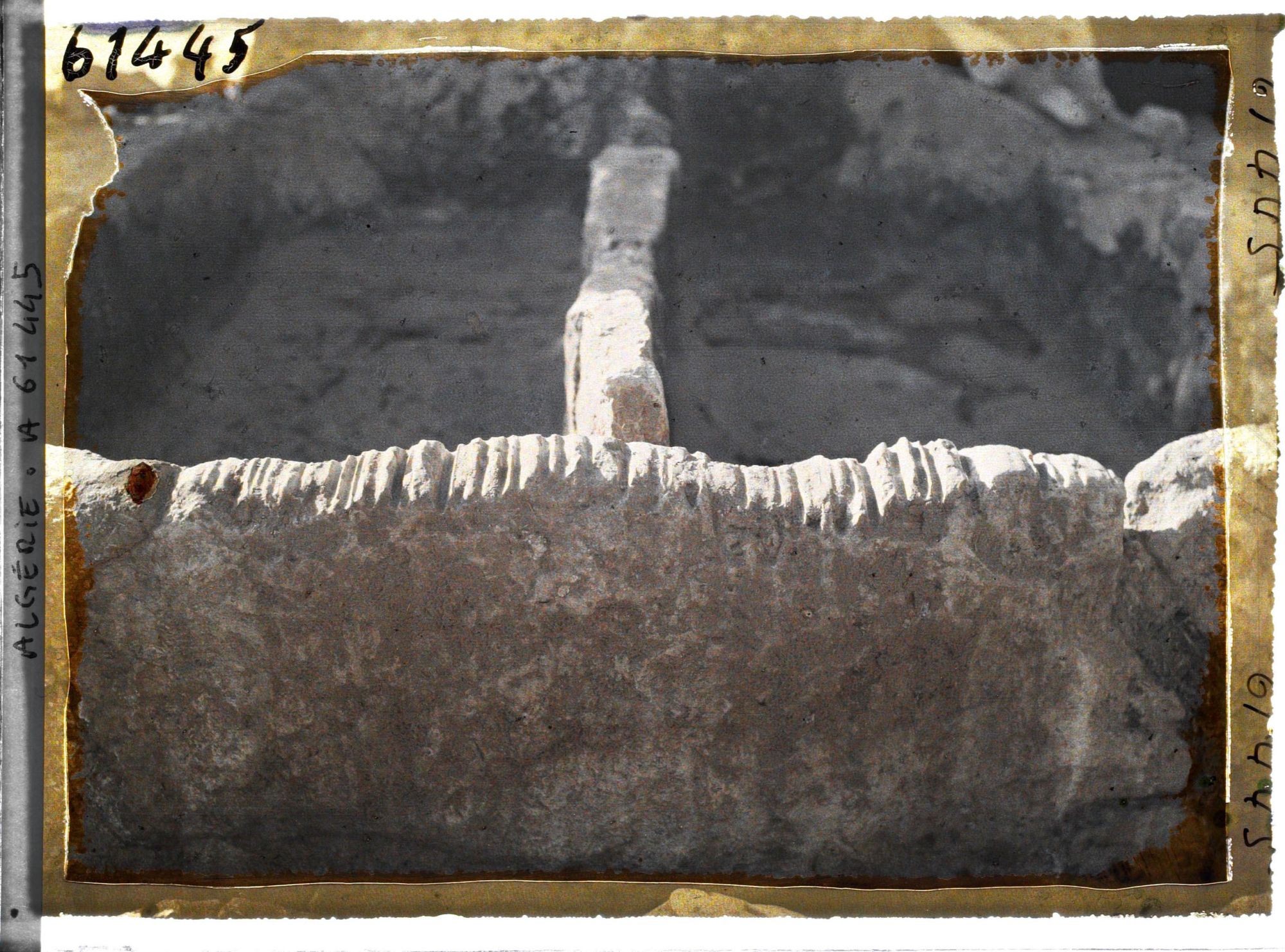 Image représentant La margelle d'un puits entaillée par l'usage