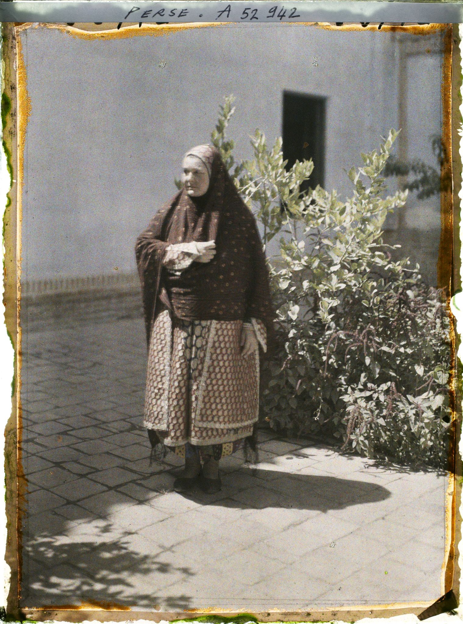 Image représentant Femme guèbre en costume traditionnel