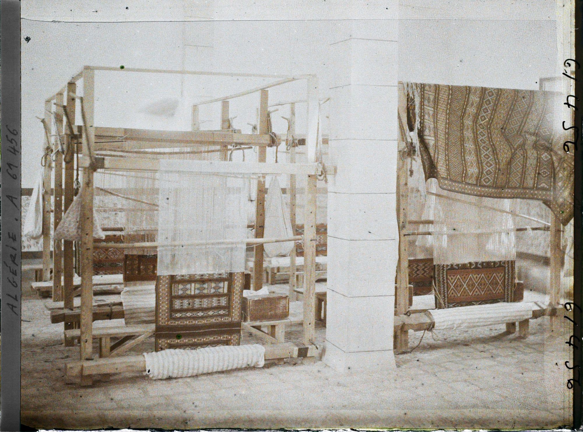 Image représentant Fabrique de tapis à l'ouvroir des Sœurs Blanches