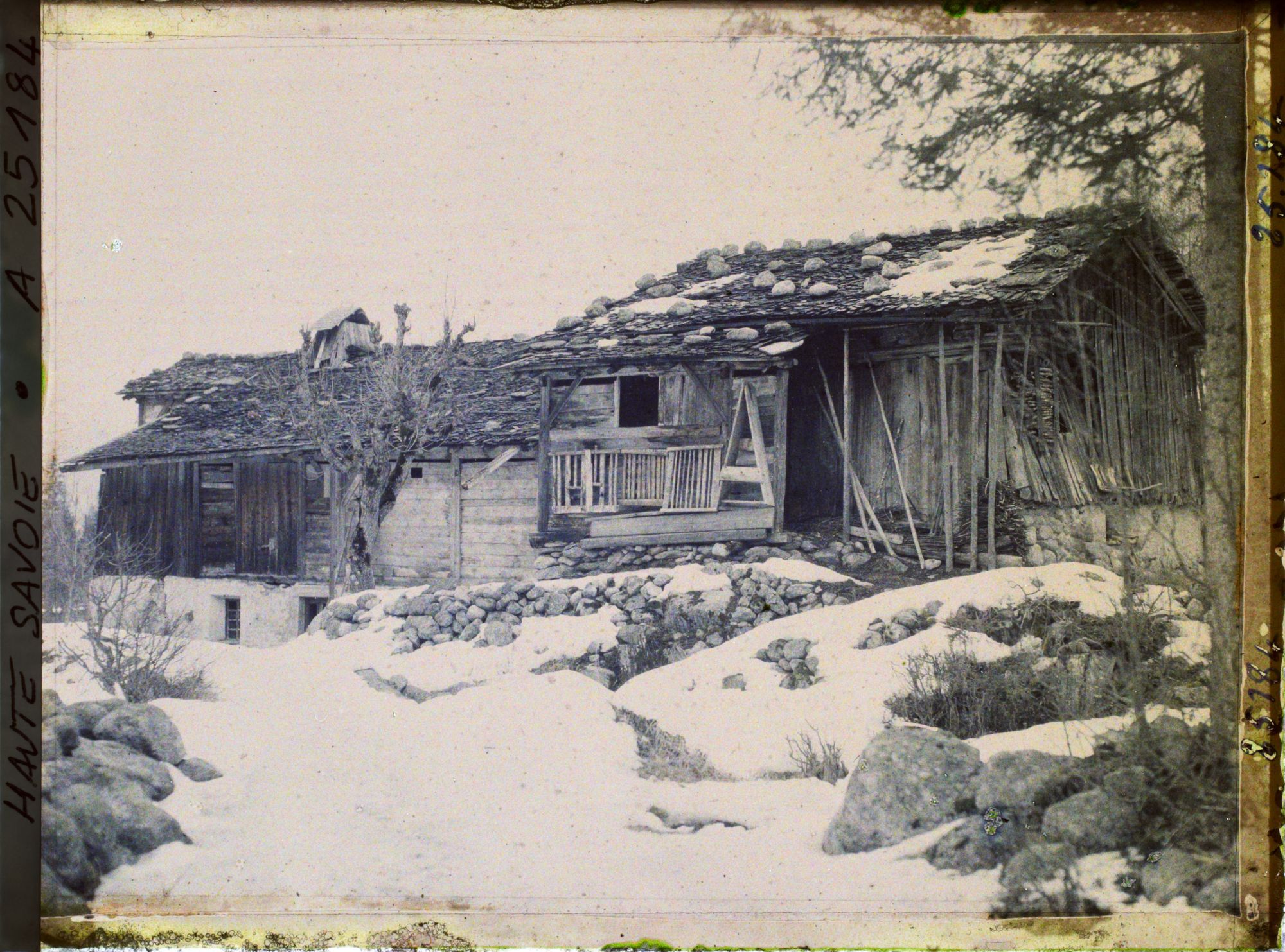 Image représentant France Les Alpes, Tissous, Chamonix - Village des Tissours, vieille Maison avec sa grange