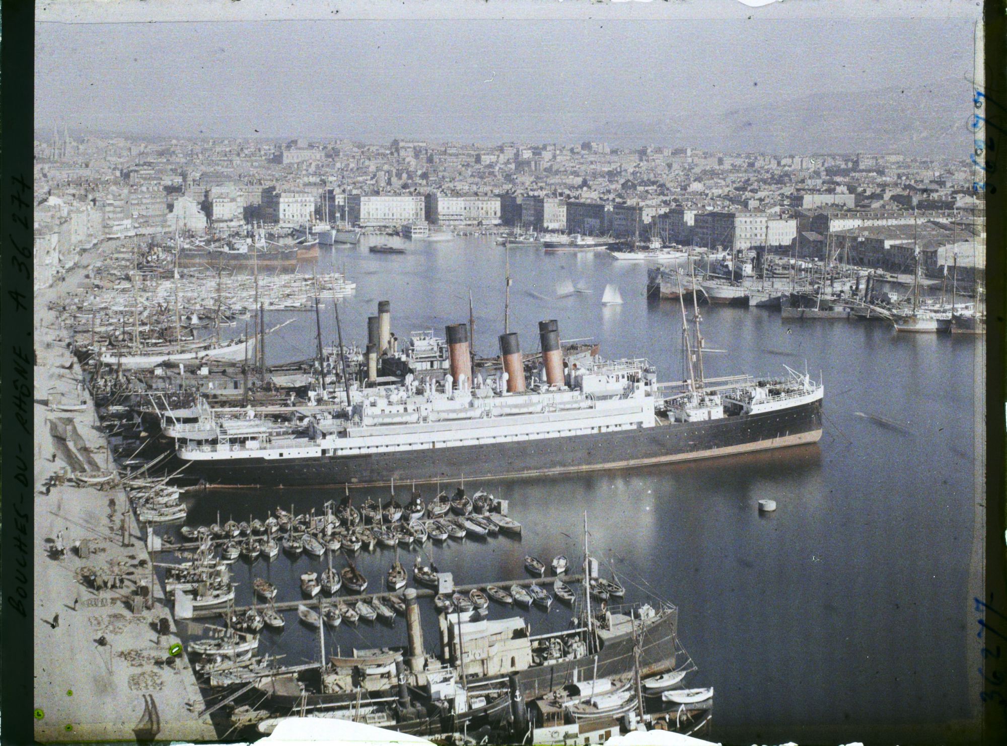 Image représentant Panorama du Vieux Port vers la Cannebière pris depuis le pont transbordeur