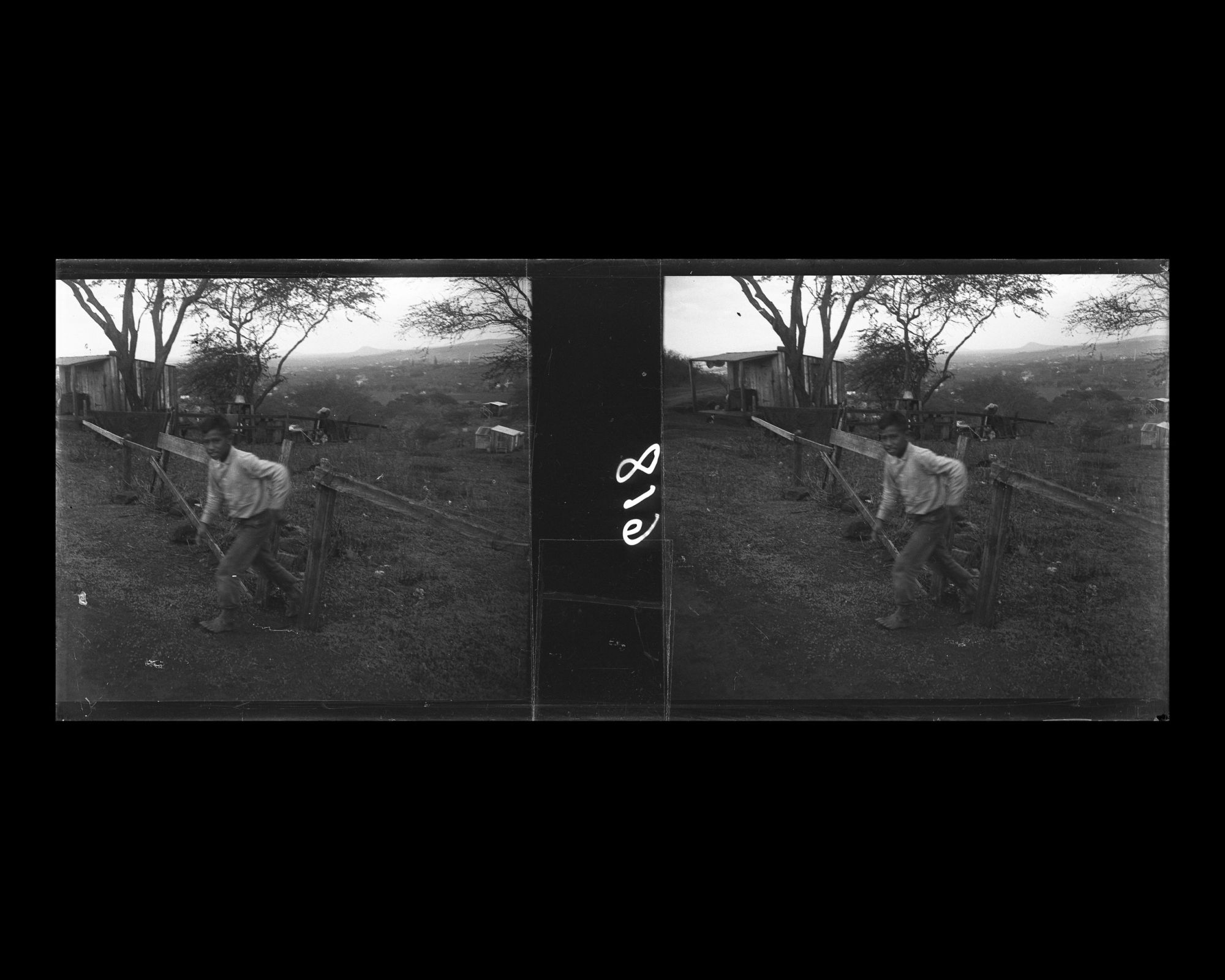 Image représentant Un enfant près d'une habitation