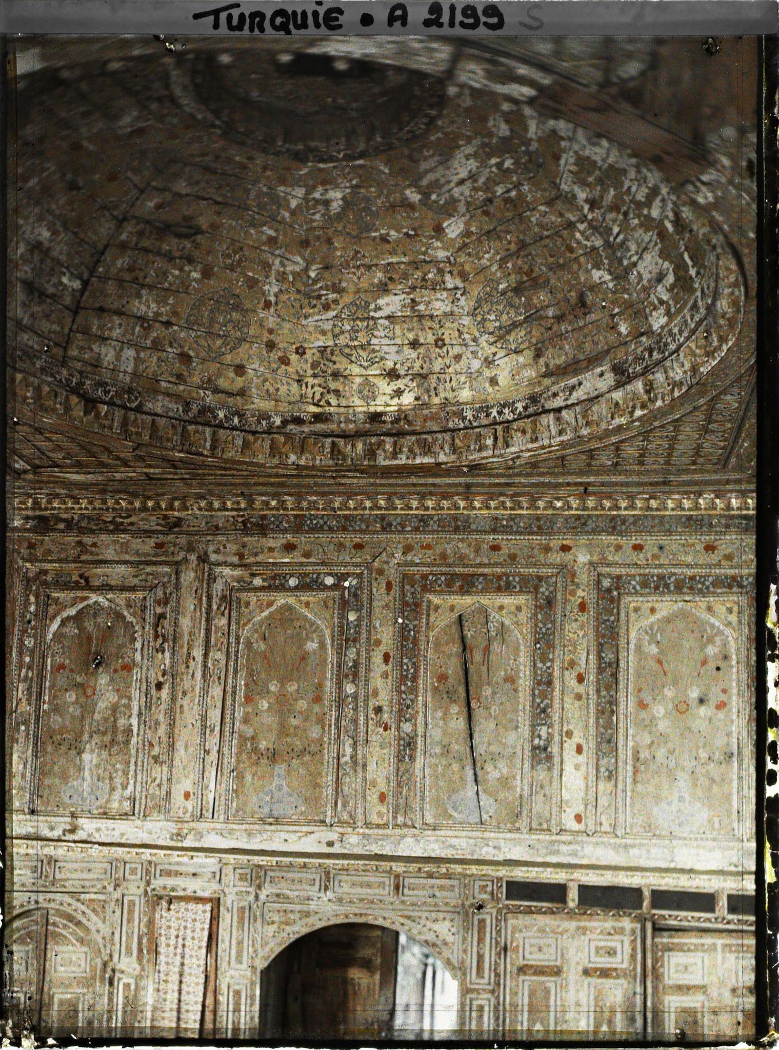 Image représentant Coupole et panneaux de bois peint du " kiosque de Koprülu " sur la rive du Bosphore