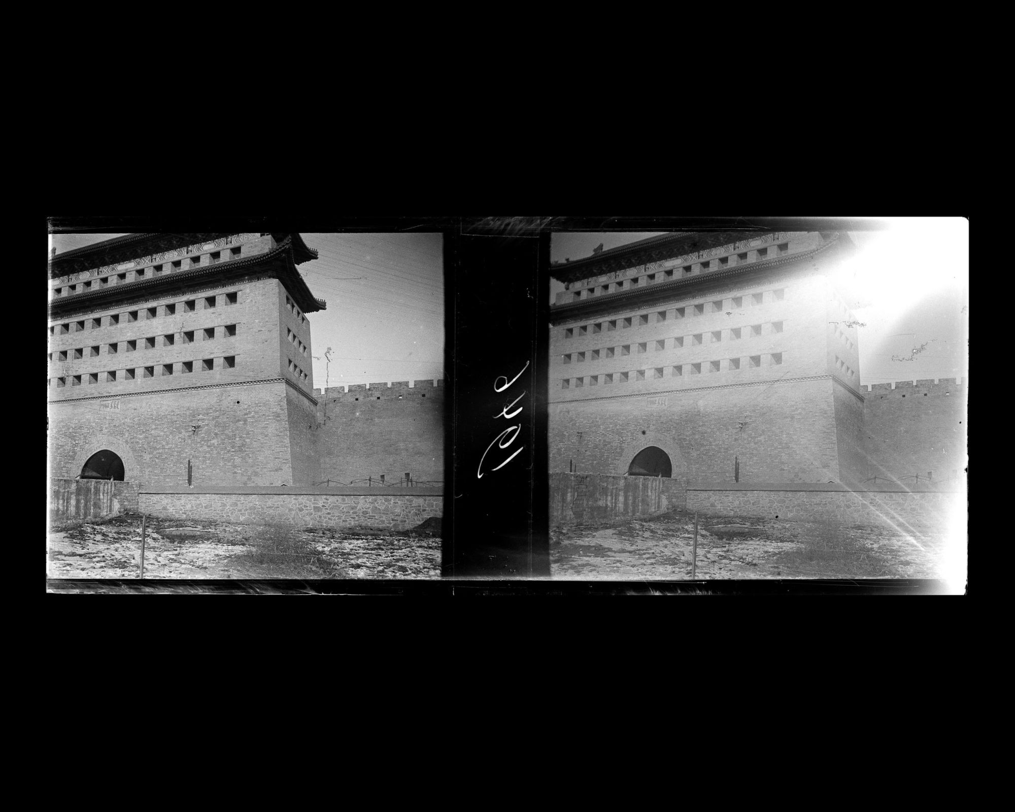 Image représentant Zhengyangmen ("porte Face au Midi"), ou Qianmen ("porte Antérieure"). la tour de flèches (jianlou)