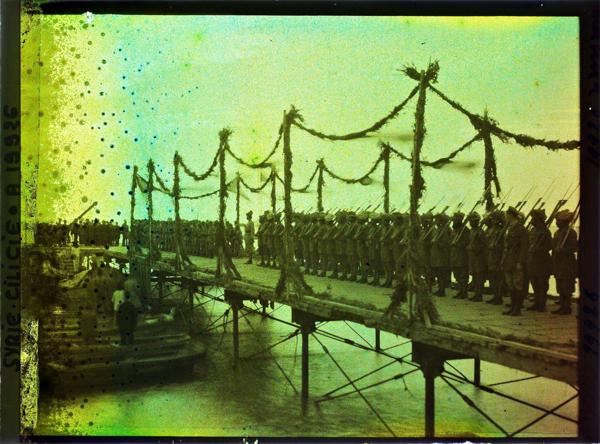 Image représentant Troupes françaises et indiennes à l'arrivée du général Gouraud
