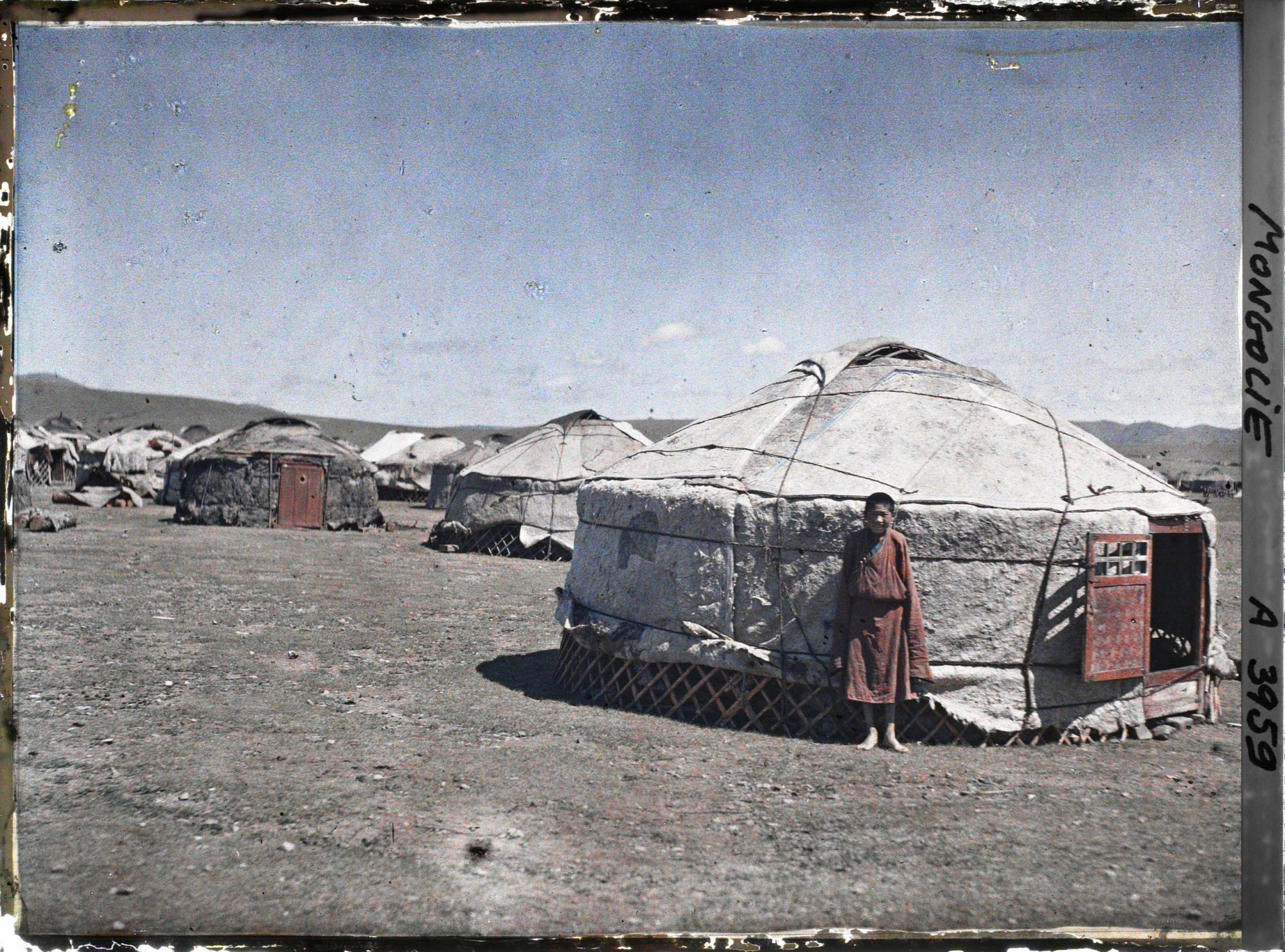 Image représentant Un jeune garçon adossé contre une yourte