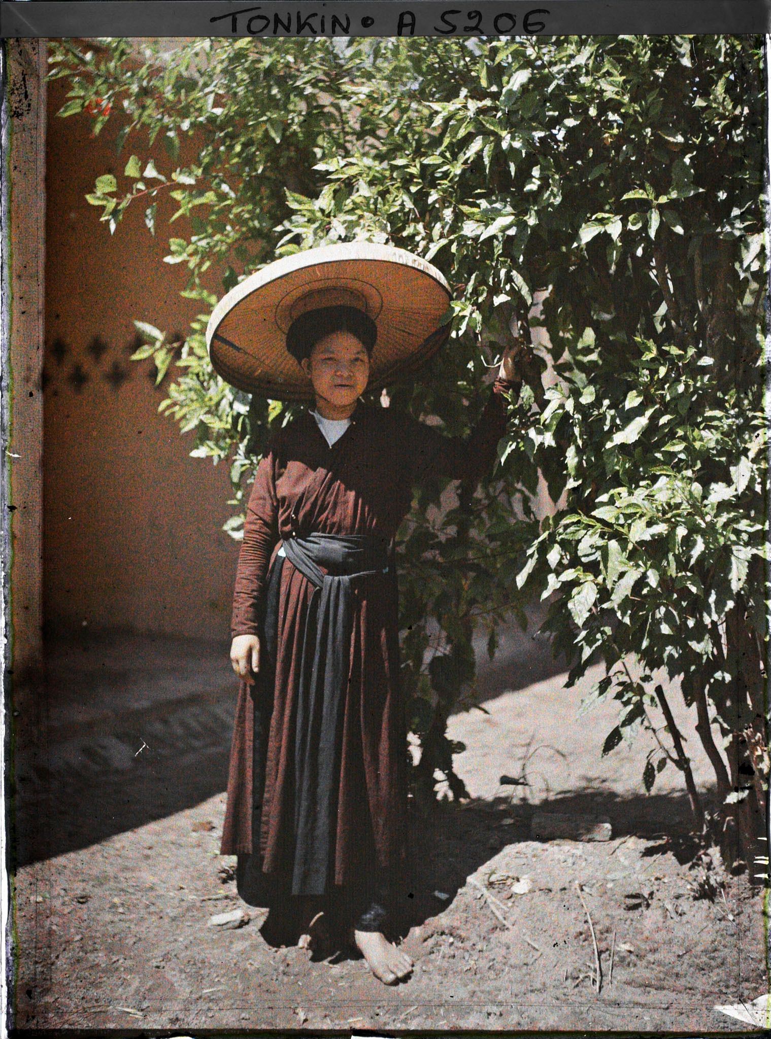 Image représentant Une jeune femme du peuple portant le costume quotidien