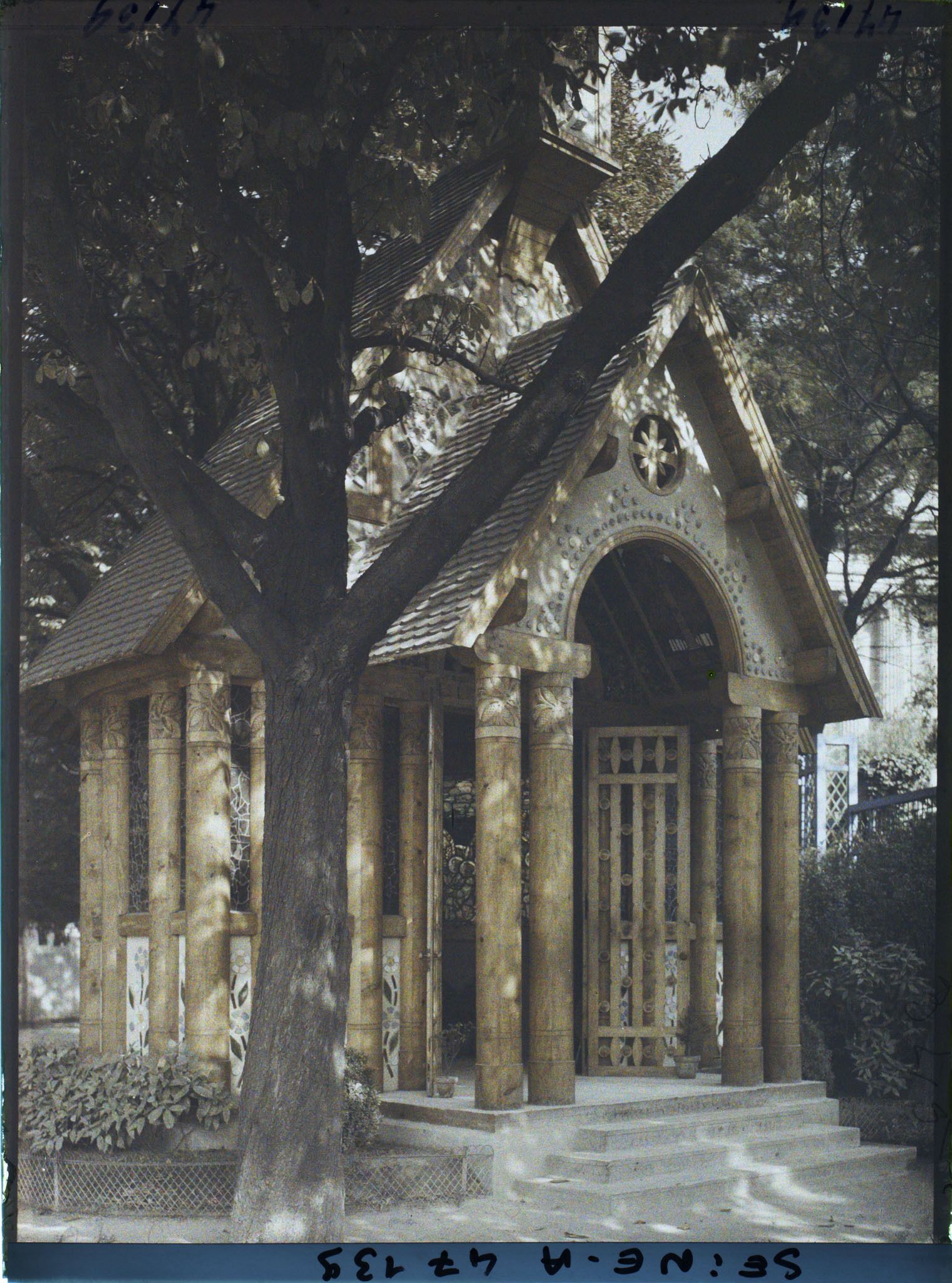 Image représentant L'Exposition des arts décoratifs, Oratoire alsacien, devant l'avenue Victor Emmanuel III, actuelle avenue Franklin D. Roosevelt