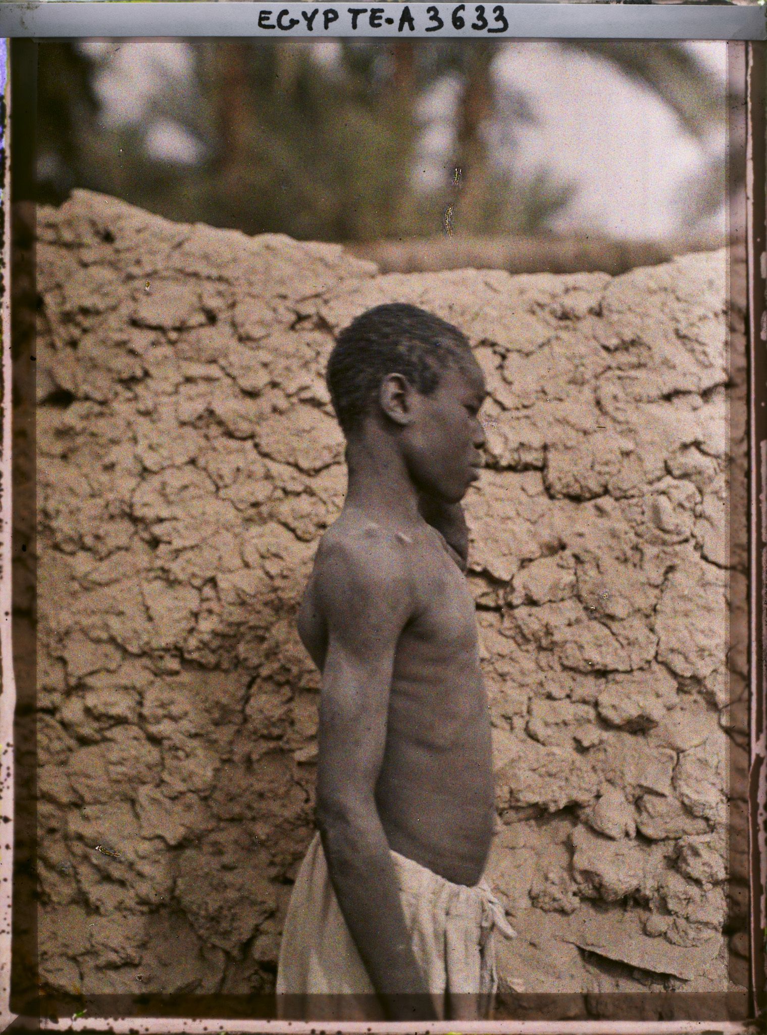 Image représentant Un jeune soudanais pose de profil pour l'opérateur