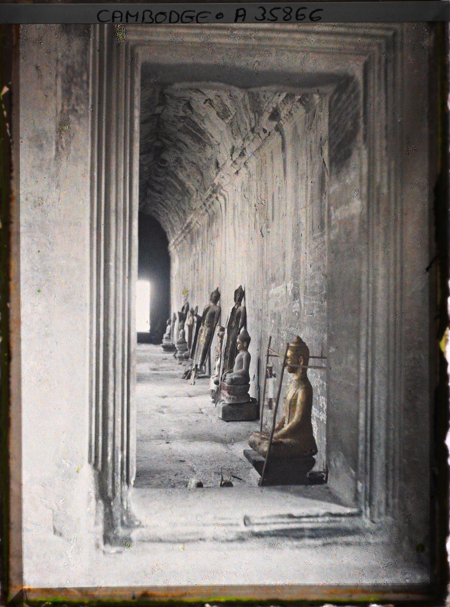 Image représentant Des statues bouddhiques (?) dans une galerie (du troisième niveau?)