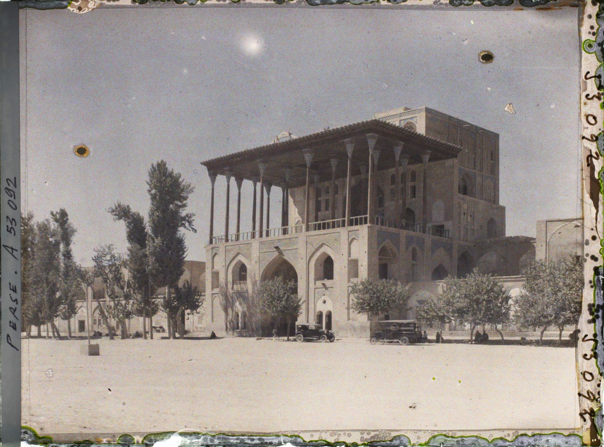 Image représentant Le palais Ali Qapu ("sublime porte"), côté ouest de la Meydan-i-Chah