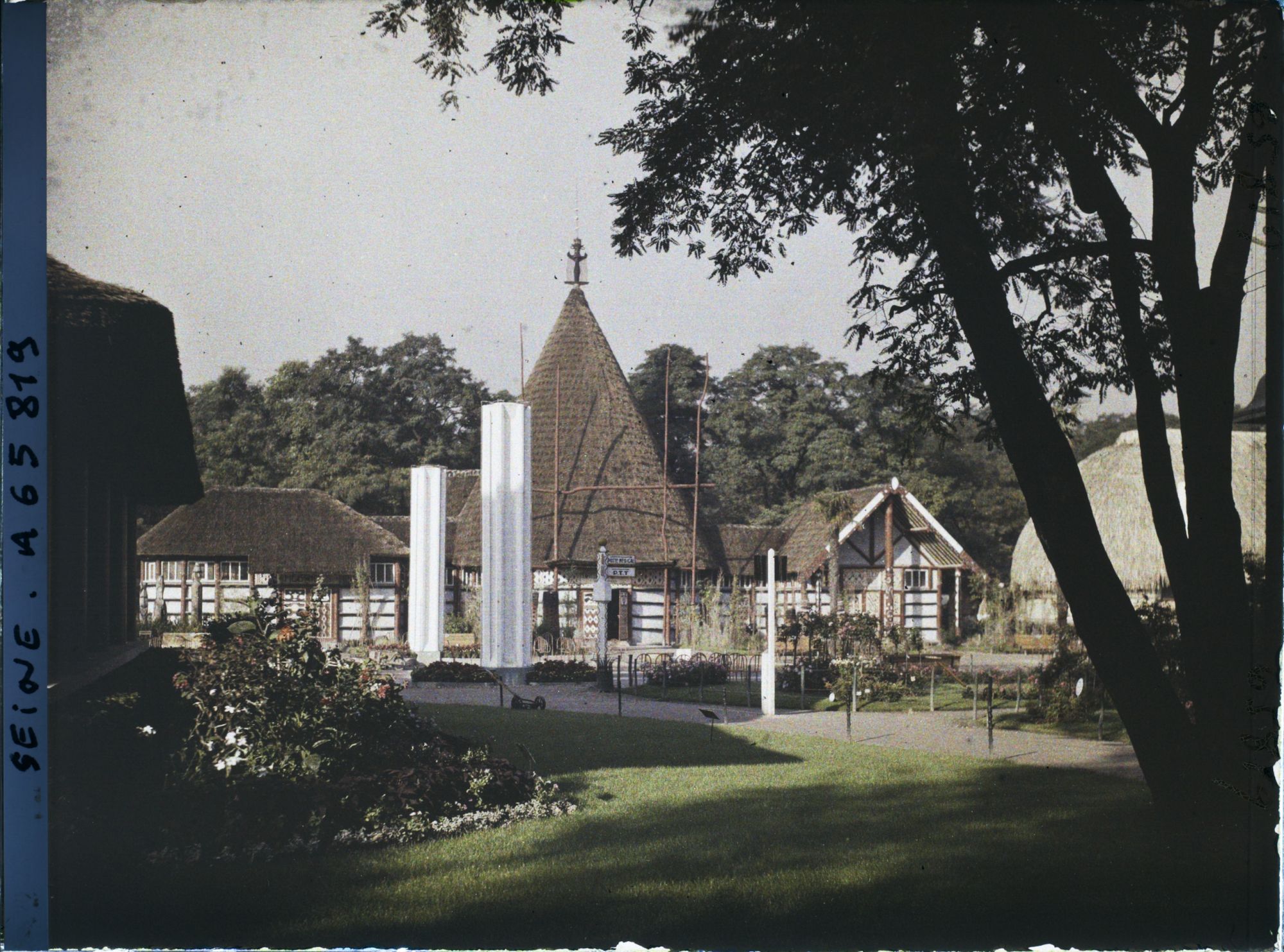 Image représentant L'Exposition Coloniale Internationale de 1931, la section de la Nouvelle-Calédonie, les pavillons des îles Wallis et Futuna et des Nouvelles-Hébrides