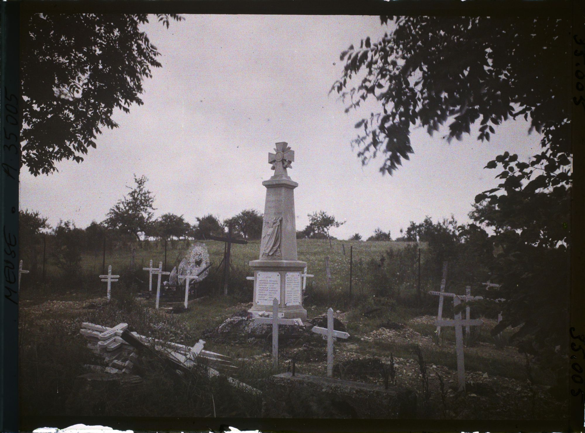 Image représentant France, Aubreville (Meuse), Cimetière militaire et monument aux morts