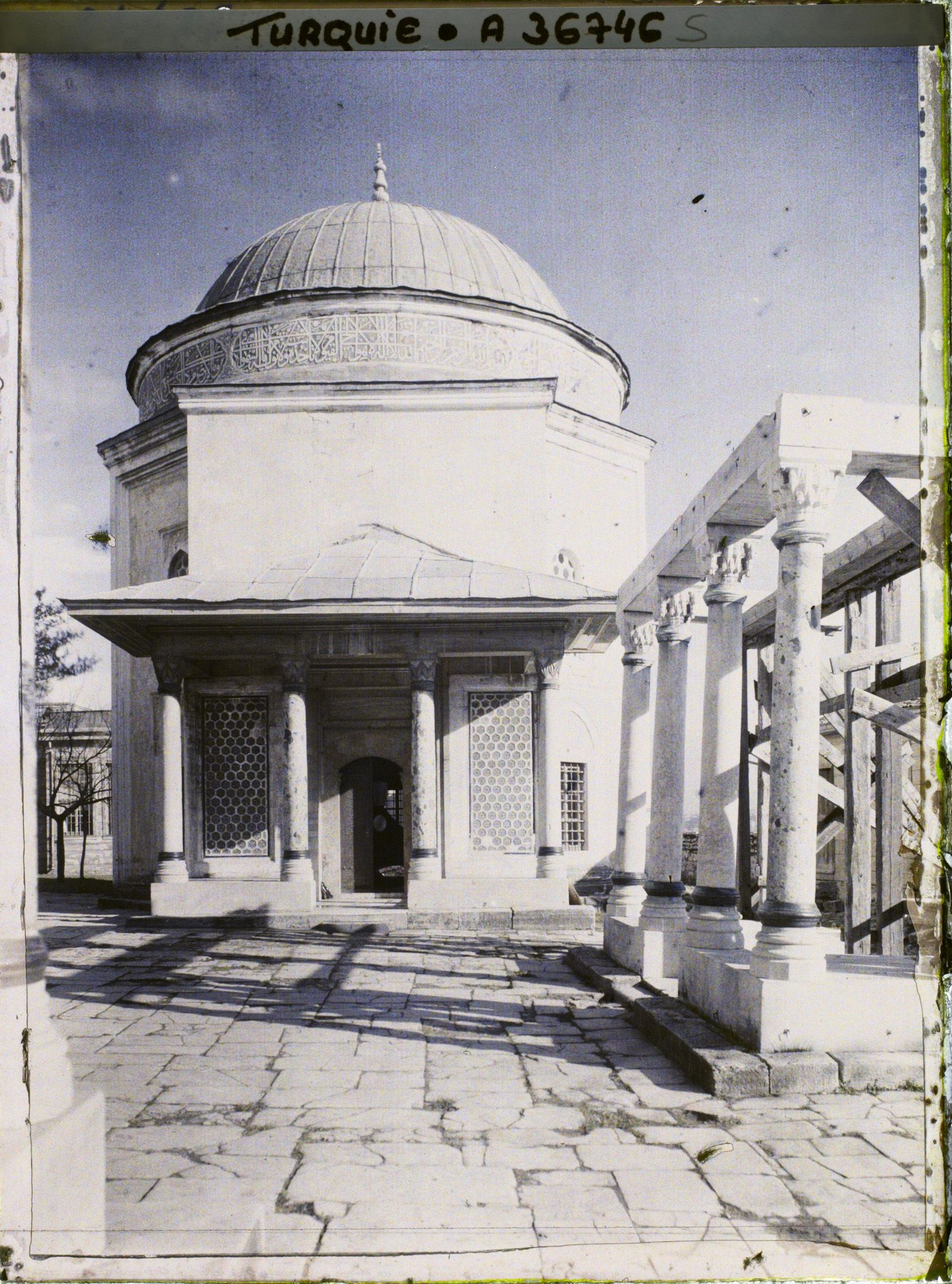 Image représentant Türbe (mausolée) derrière la Sultan Selim Camii ("mosquée du Sultan Selim")
