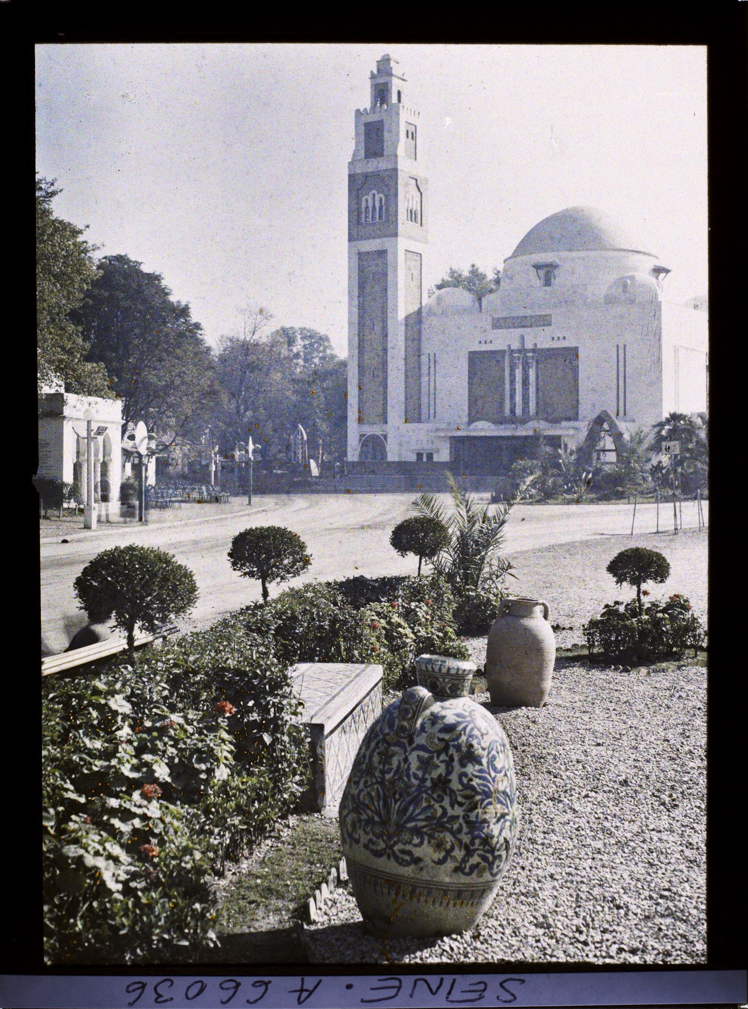 Image représentant L'Exposition Coloniale Internationale de 1931, vue en direction du pavillon de l'Algérie
