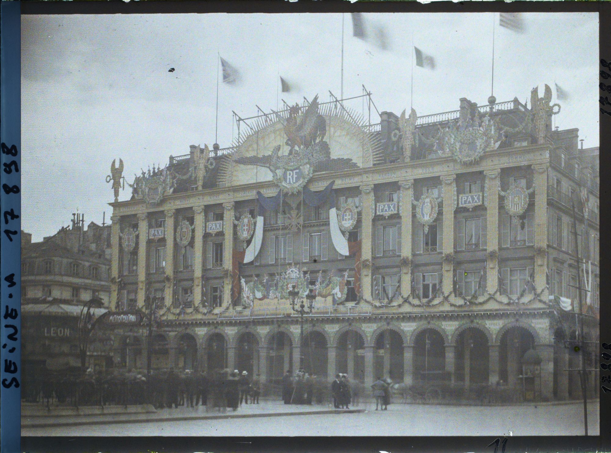 Image représentant Décorations sur les magasins du Louvre place du Palais-Royal pour les fêtes de la Victoire des 13 et 14 juillet 1919