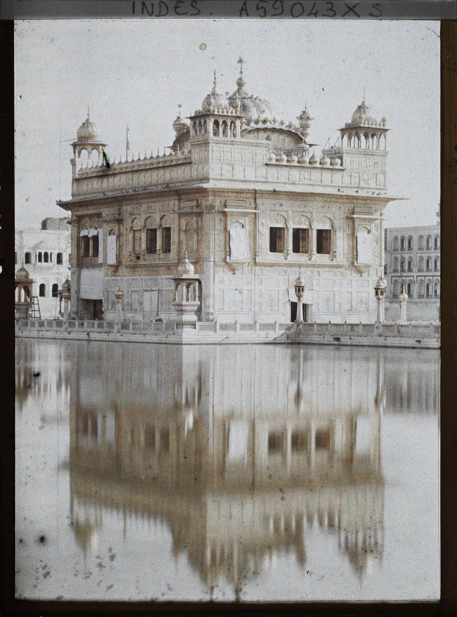 Image représentant Le temple d'or se reflétant dans le lac de l'immortalité (Amrita Sagar)