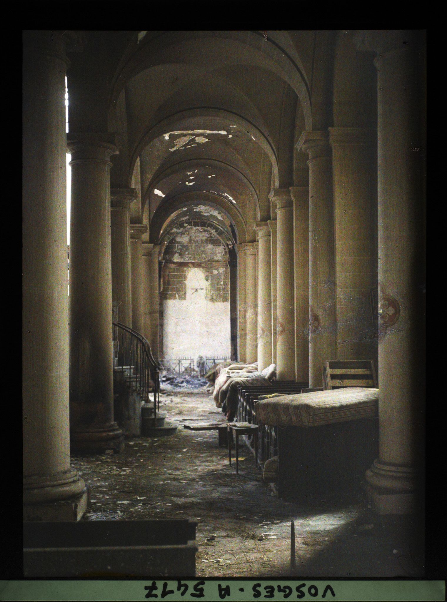 Image représentant La nef gauche [de l'église] avec un sommier au premier plan