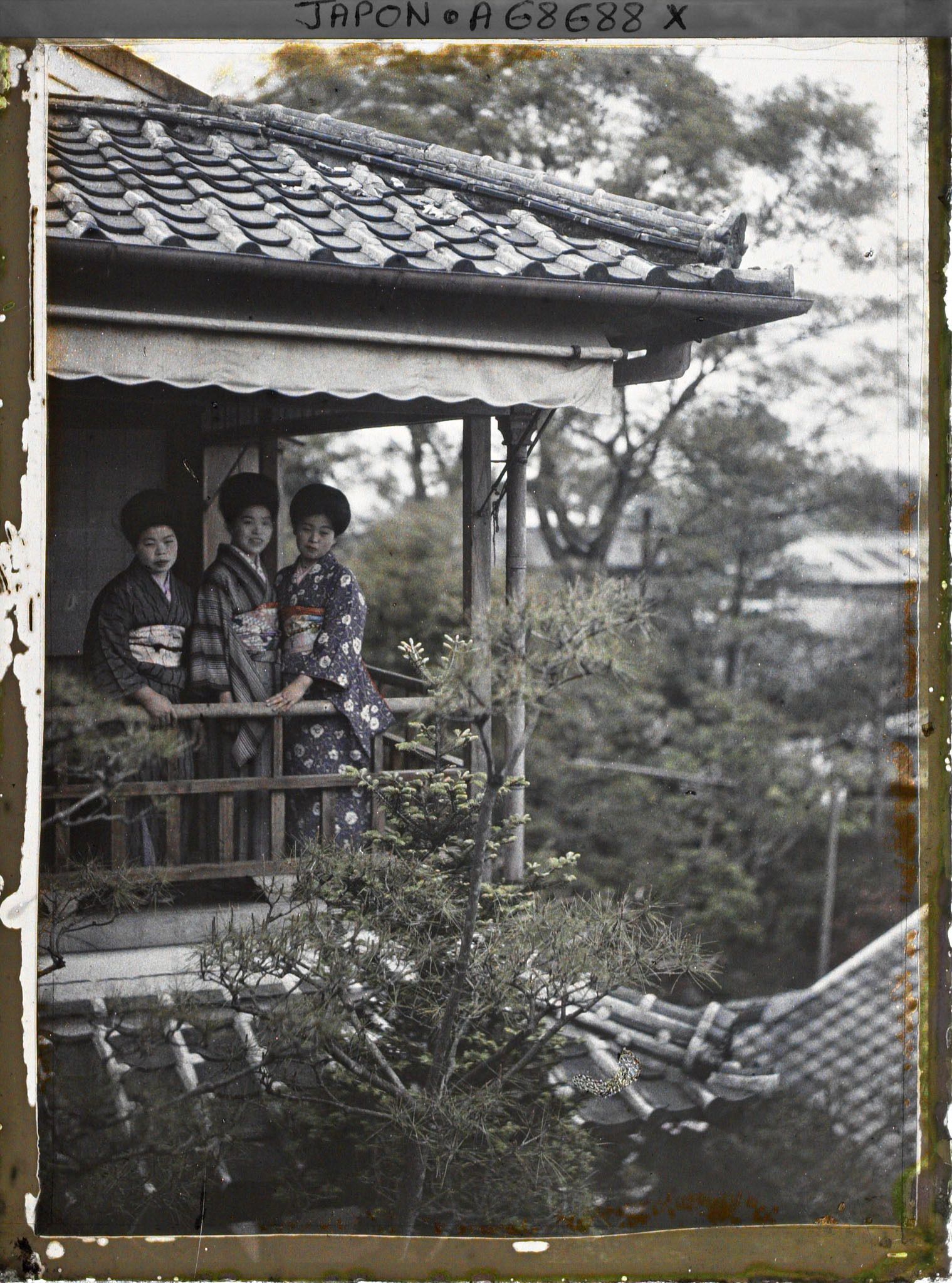 Image représentant Trois serveuses sur le balcon d'une auberge