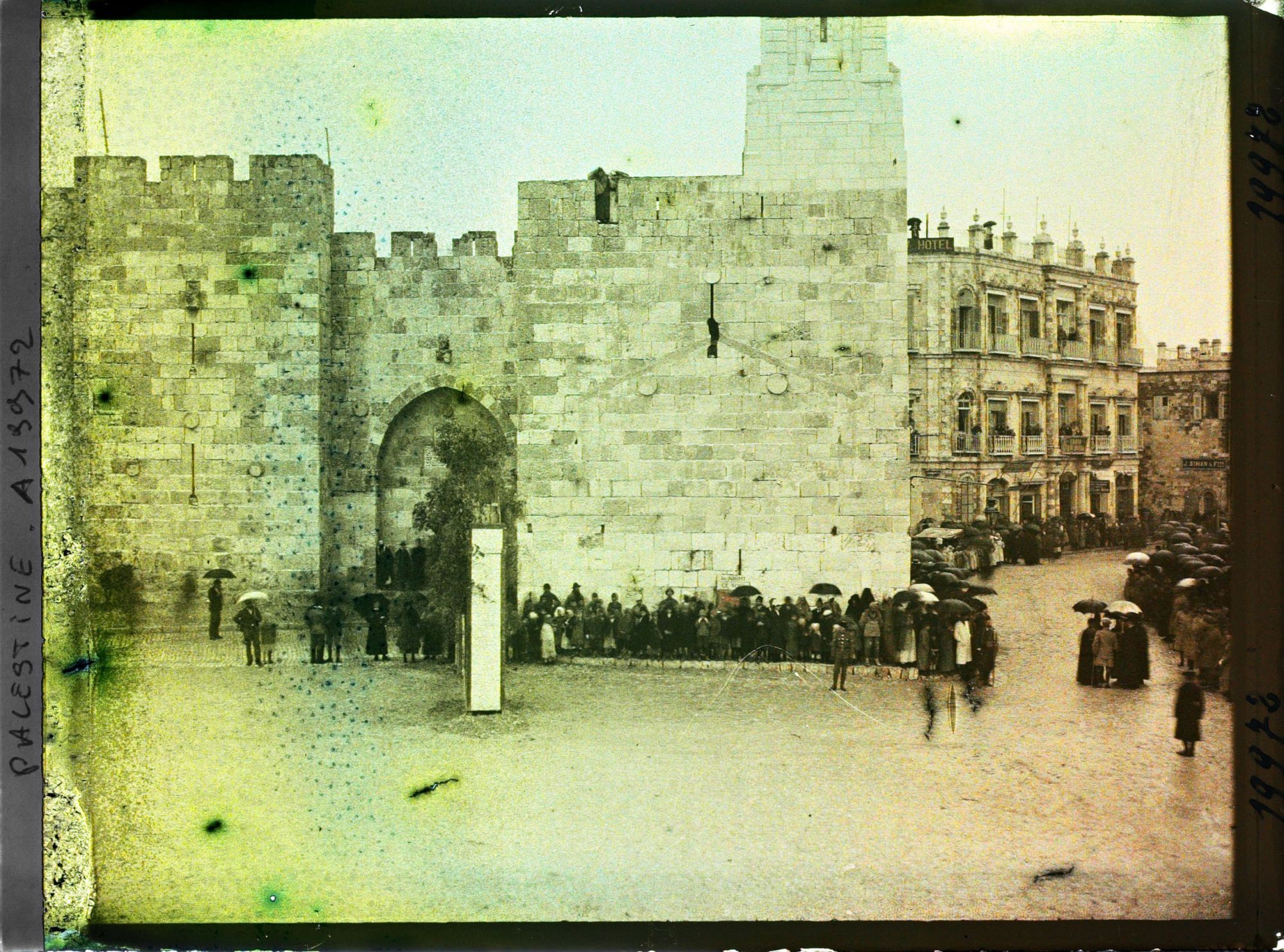 Image représentant Foule attendant l'arrivée du Cardinal Dubois près de la porte de Jaffa