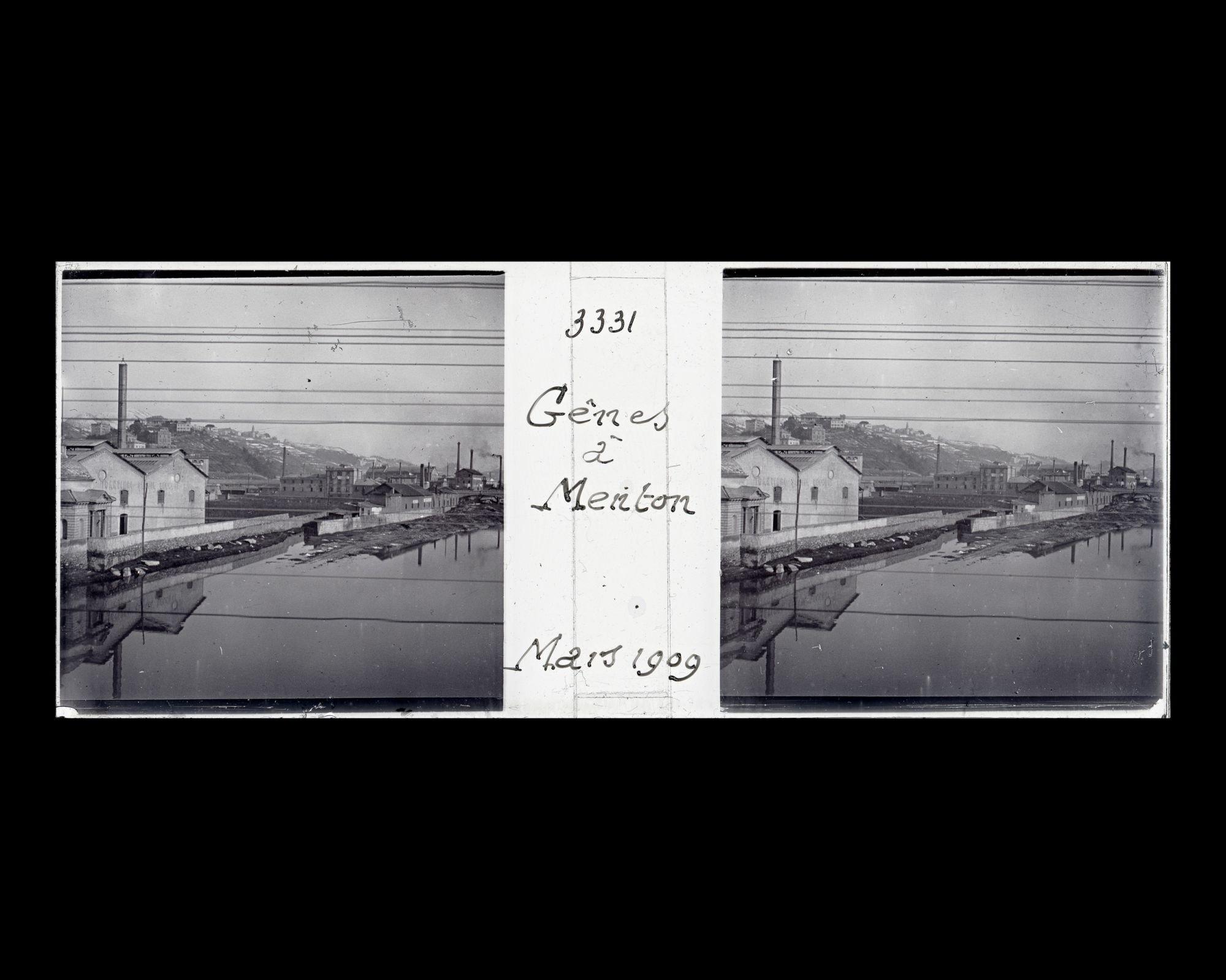 Image représentant La rivière Polcevera bordé par un quartier industriel prise du train