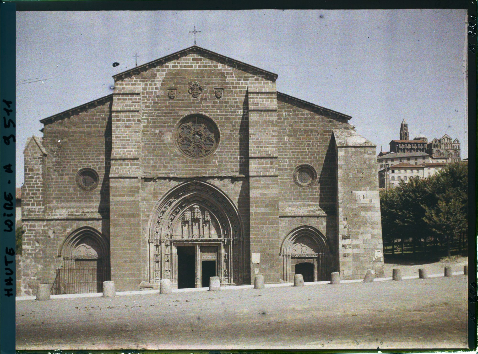 Image représentant L'église Saint-Laurent avec la cathédrale Notre-Dame-de-l'Annonciation à l'arrière-plan