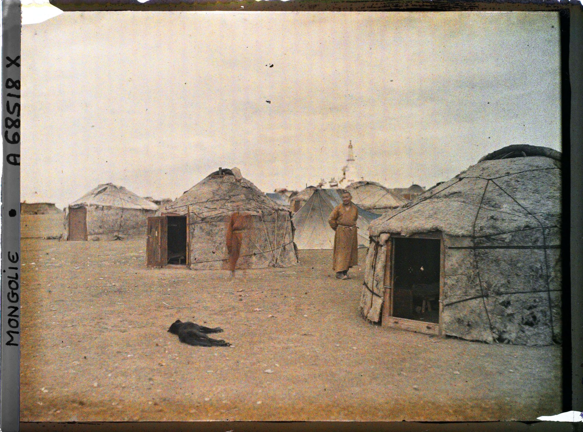 Image représentant Un campement de yourtes et de tentes