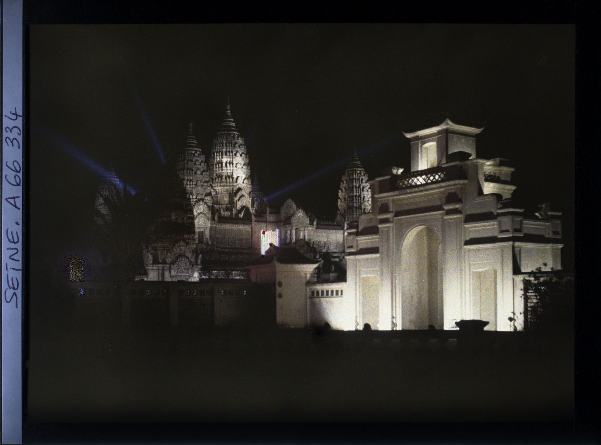 Image représentant L'Exposition Coloniale Internationale de 1931, les illuminations de la porte du Tonkin et du temple d'Angkor Vat