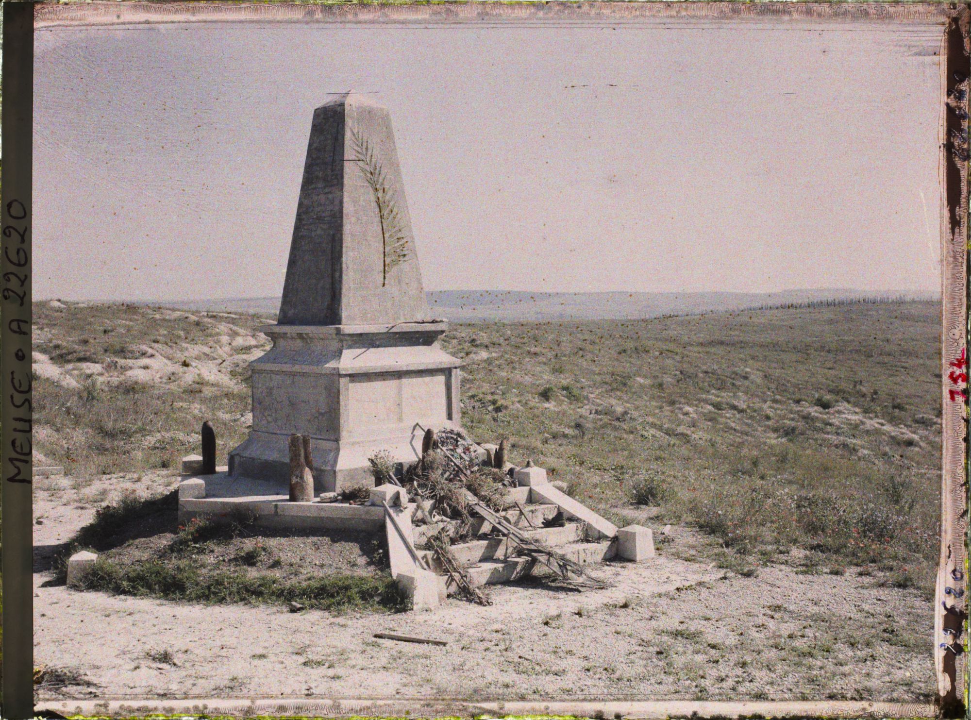Image représentant France, Mort-Homme, Monument du Mort Homme : dans le fond, à droite, bois des Corbeaux