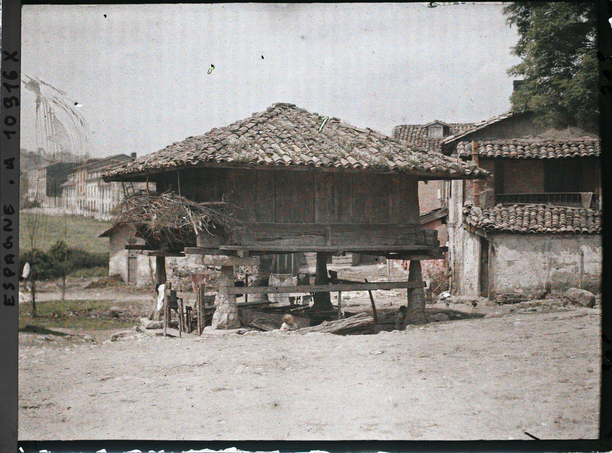 Image représentant Espagne, Oviedo, Un vieux horreo du Pays Asturin à 4 pans pour les céréales (maïs surtout)