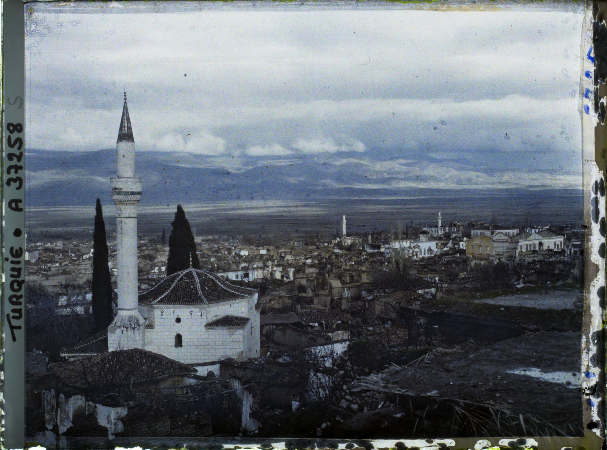 Image représentant Vue générale de la ville (à gauche, une mosquée épargnée)