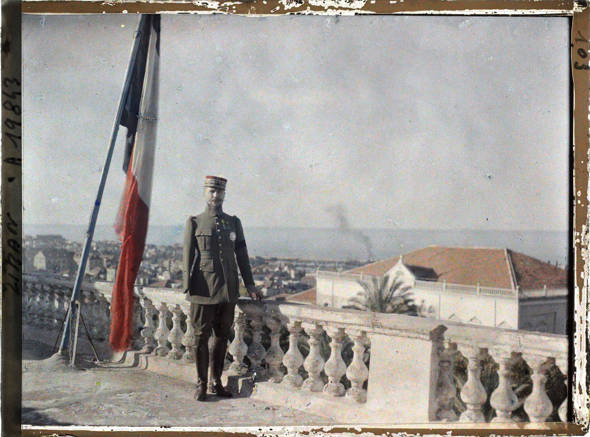 Image représentant Le général Gouraud, haut-commissaire de la République française, sur la terrasse de sa résidence