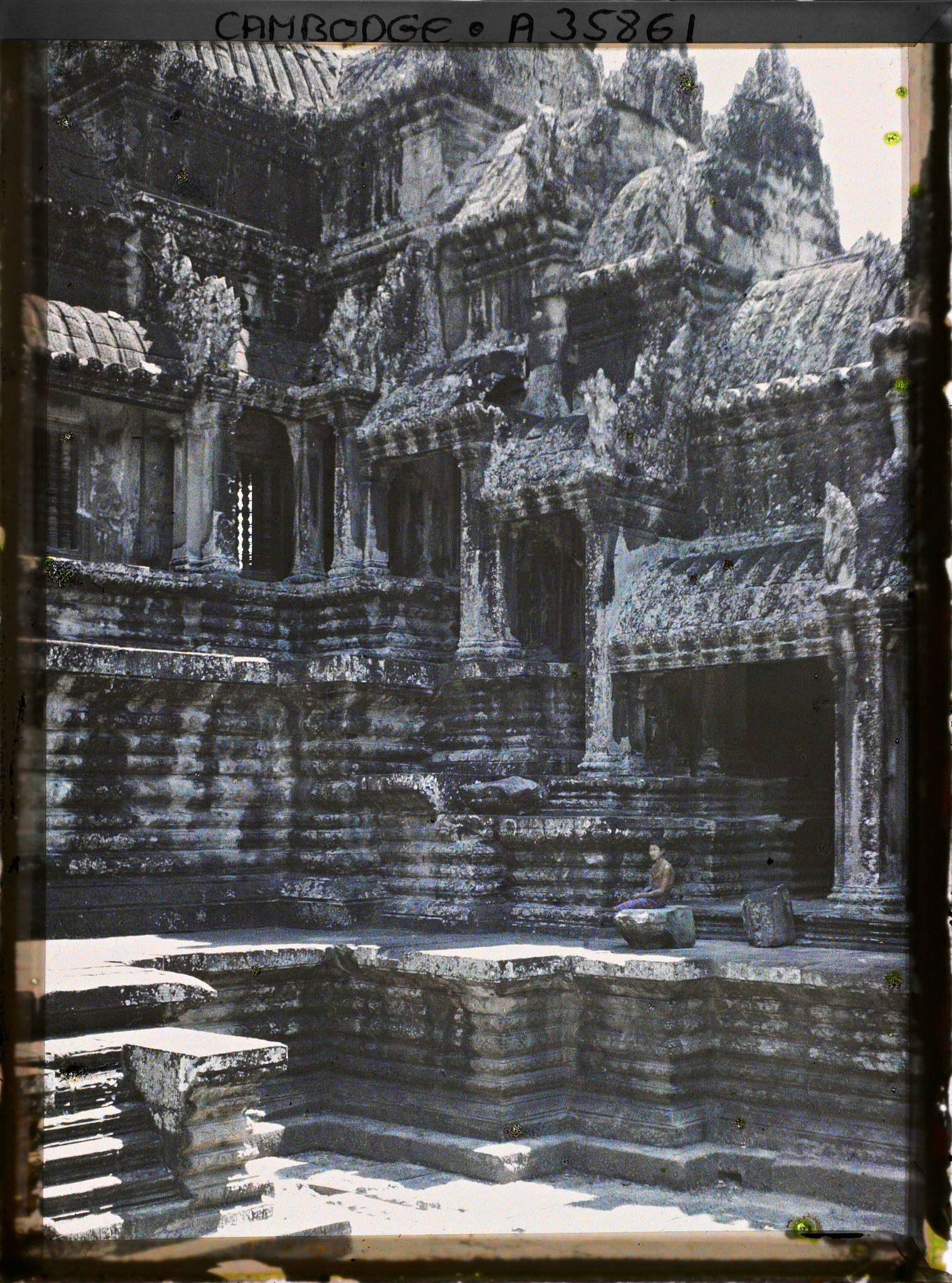 Image représentant La galerie ascendante du préau cruciforme, assurant la liaison entre le premier et le deuxième niveau du sanctuaire