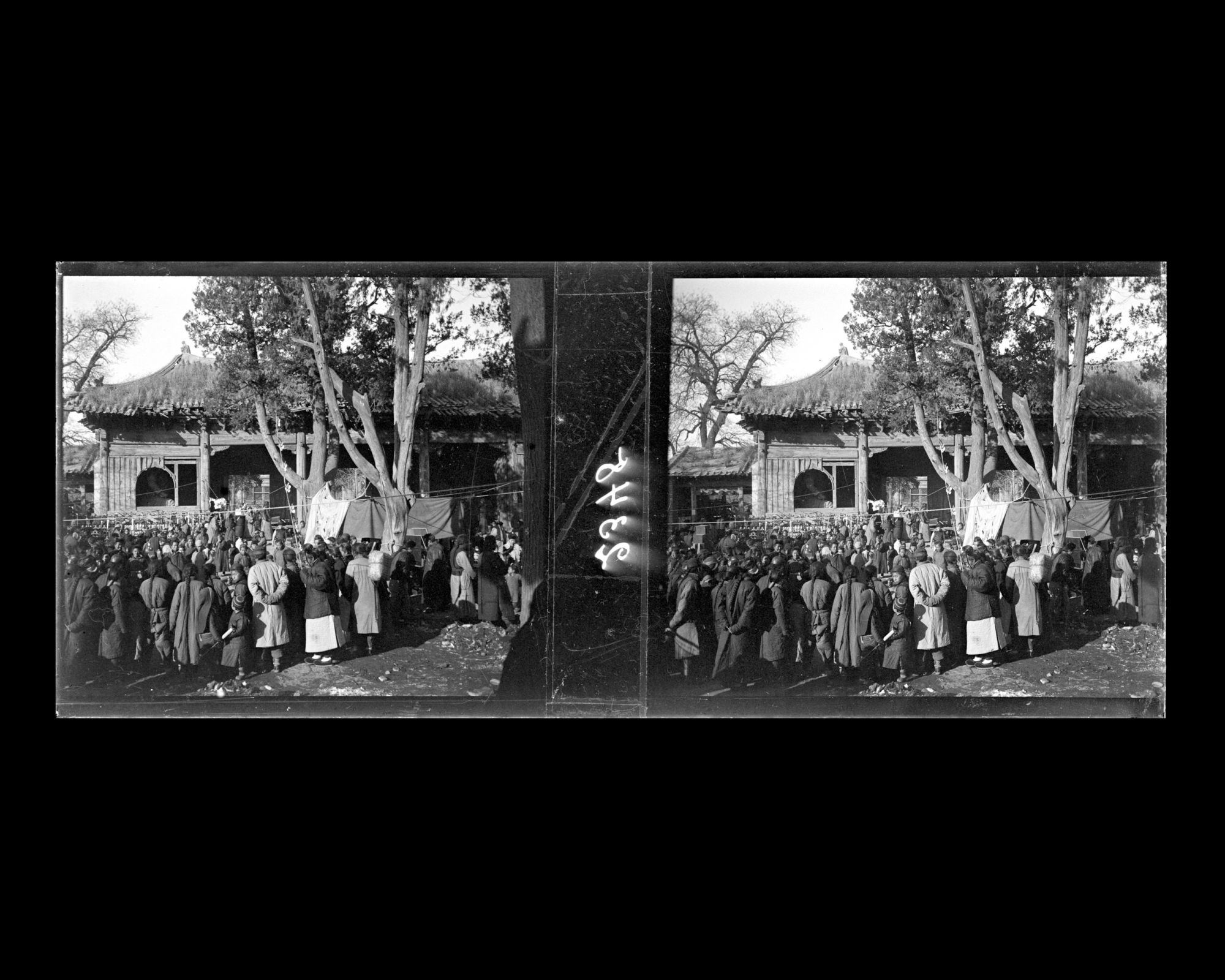 Image représentant Foire monastique (miaohui) dans le temple Huguosi ("monastère de la Protection du Pays")