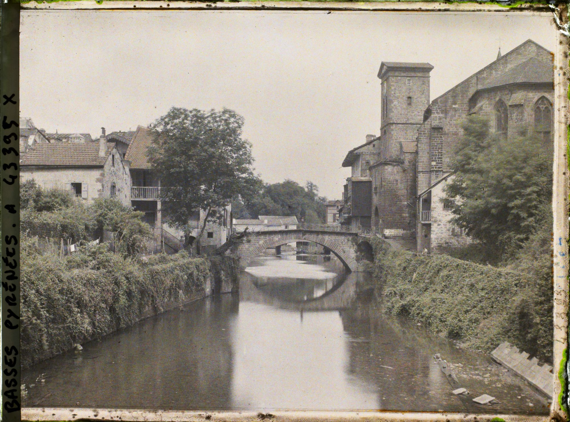 Image représentant France , St Jean-Pied de Port, L'Eglise et le Pont