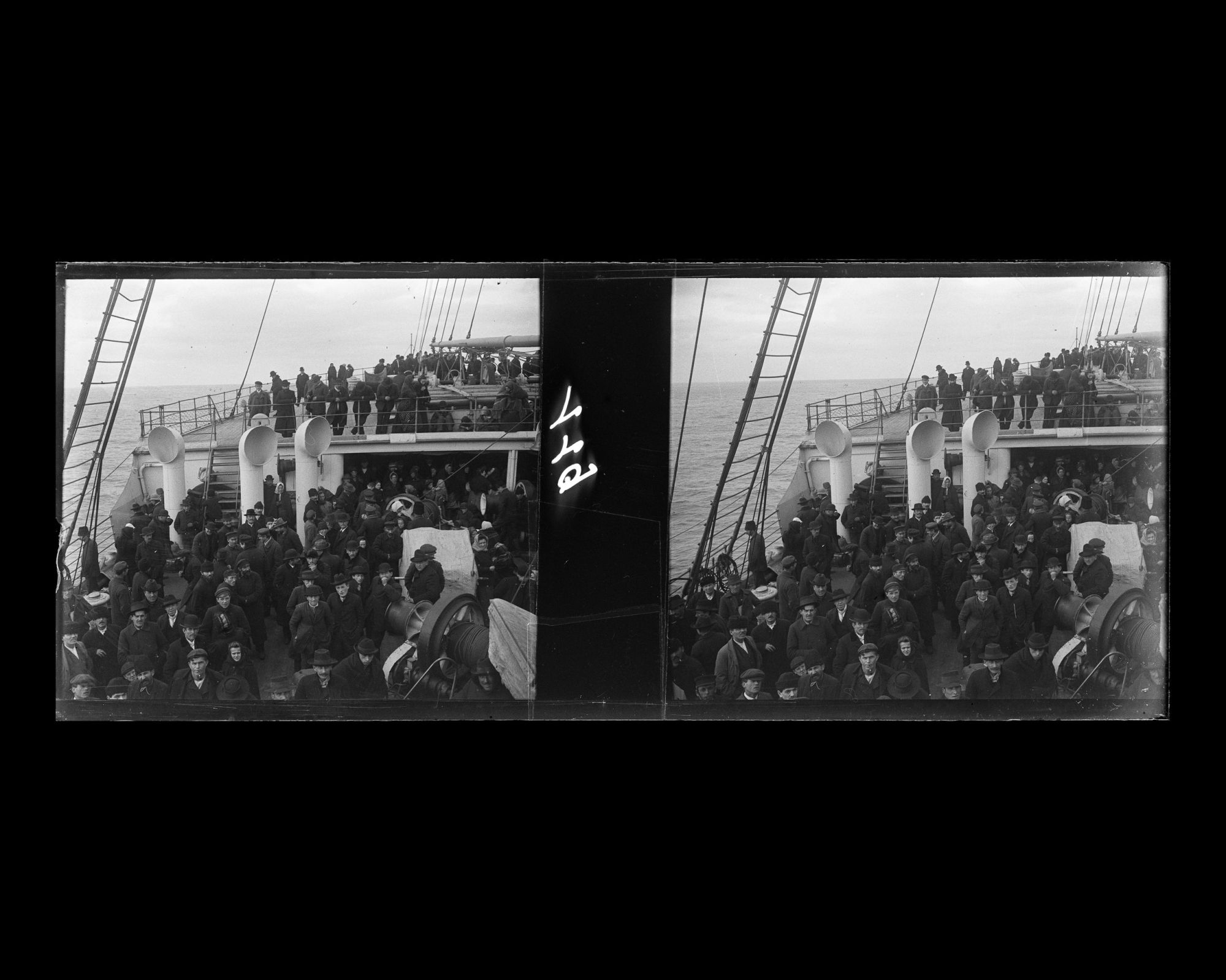 Image représentant Emigrants sur l'entrepont vers l'avant du navire