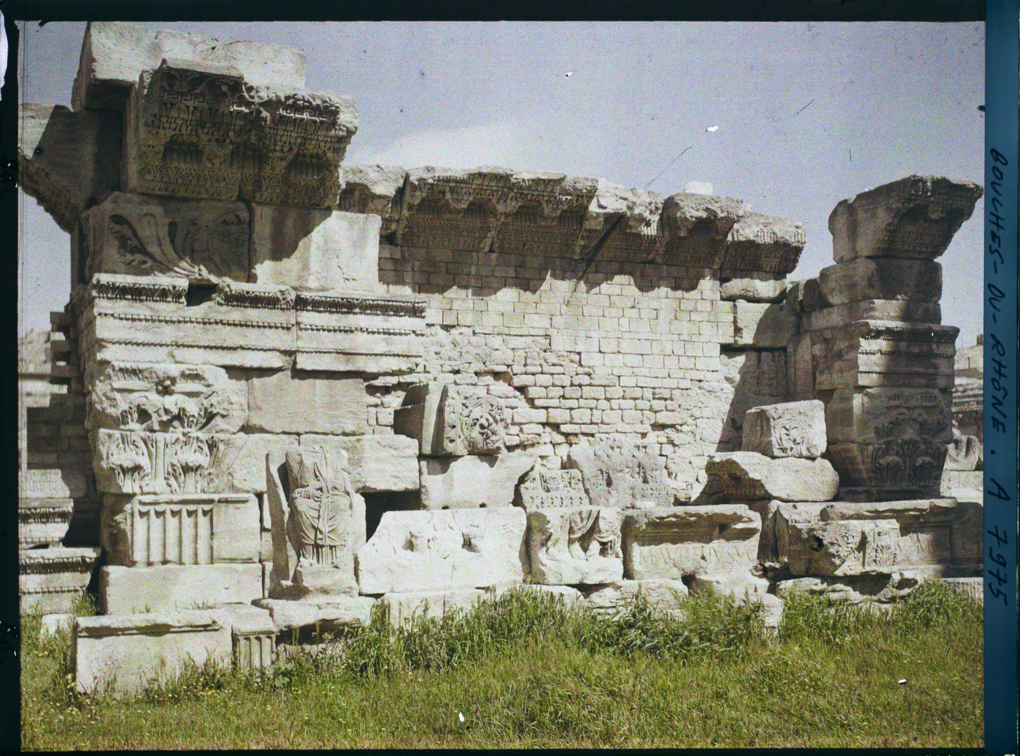 Image représentant Des sculptures romaines, théâtre antique
