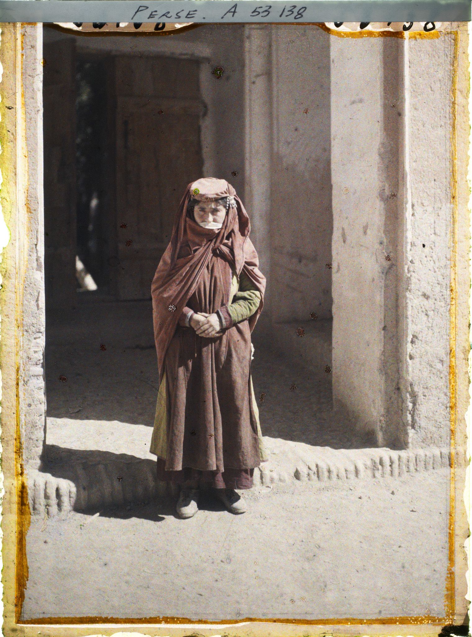 Image représentant Jeune femme arménienne en costume