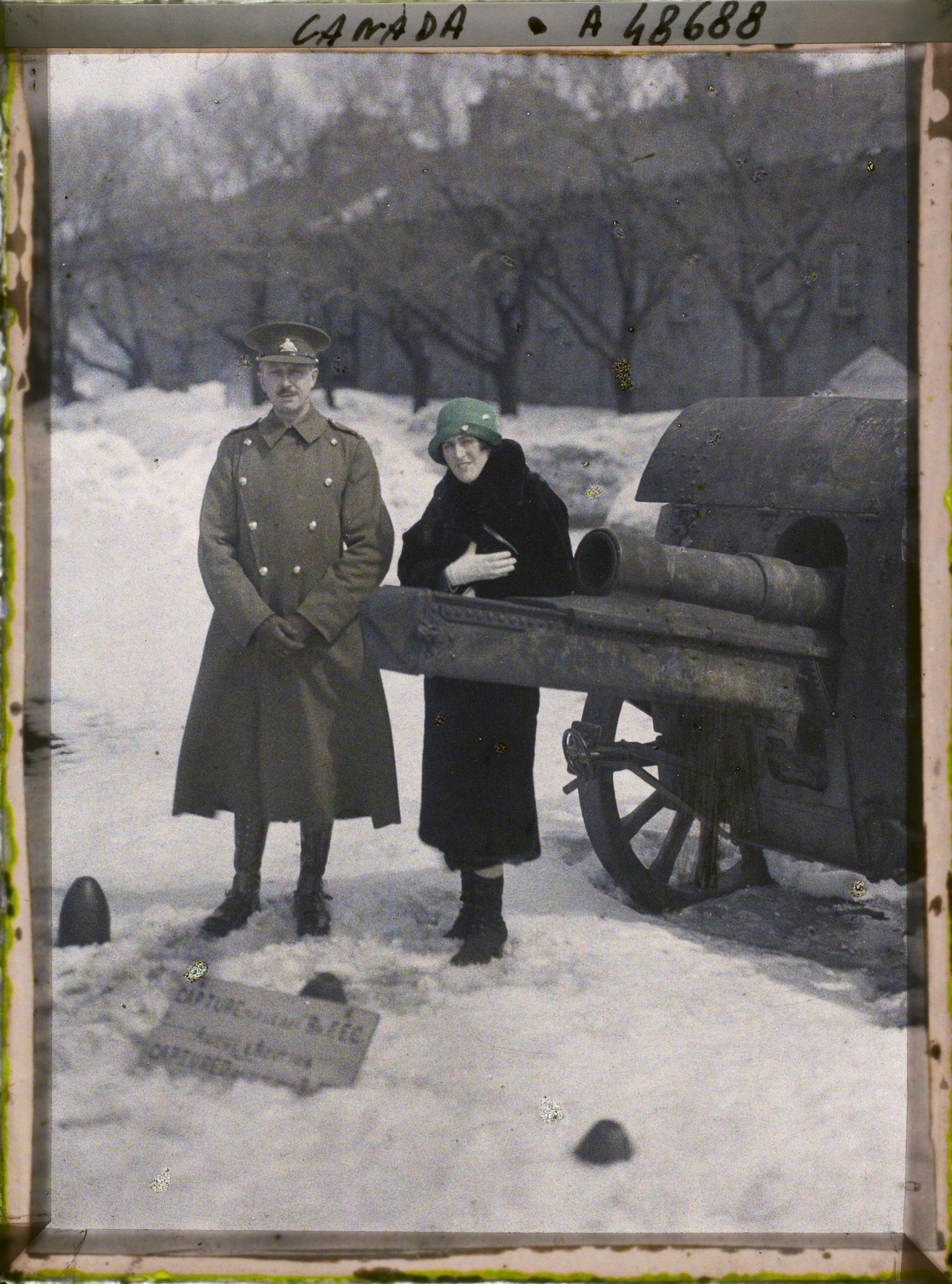 Image représentant M. Georges Vanier et son épouse Pauline devant la citadelle de Québec