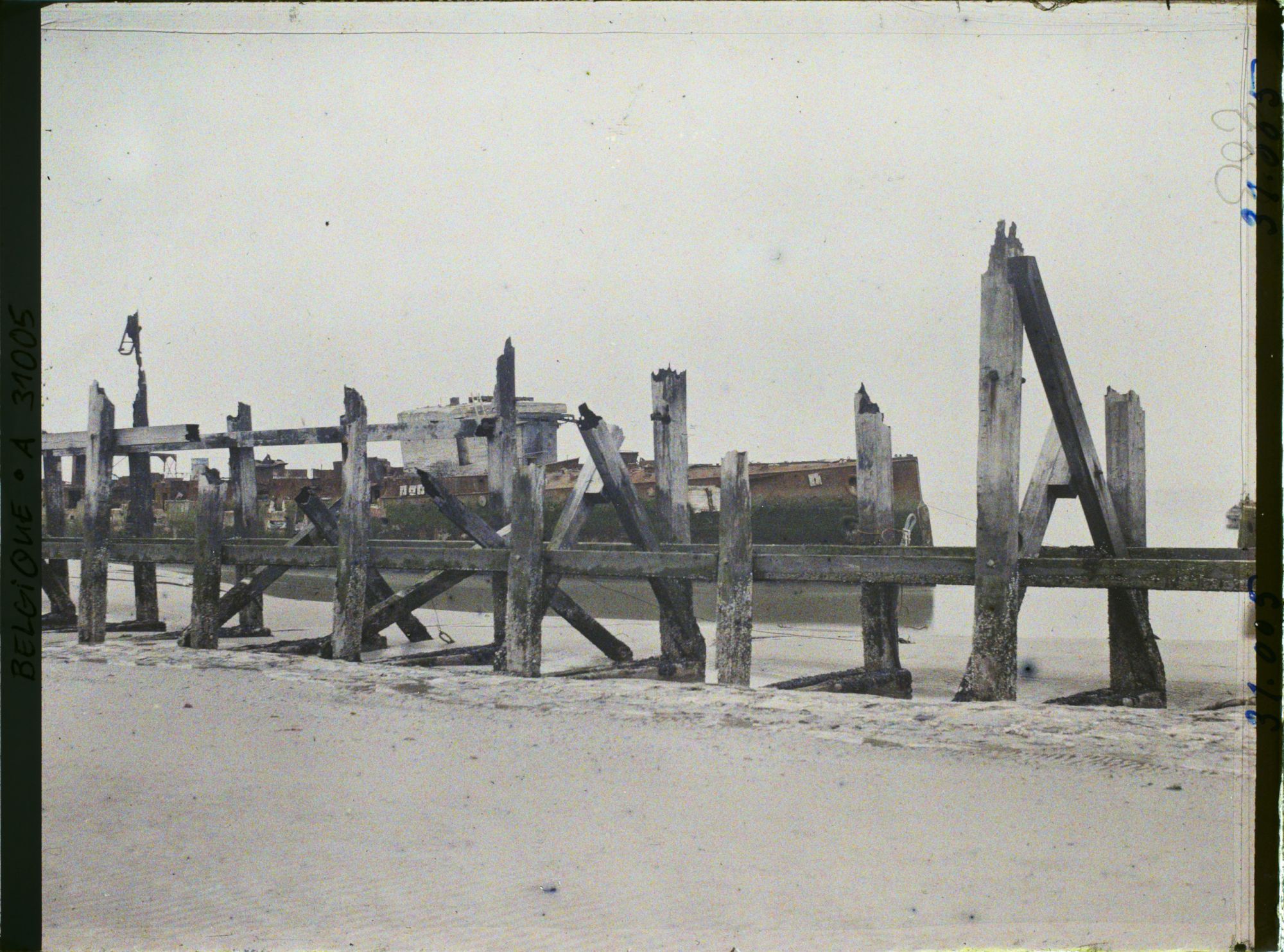 Image représentant Belgique, Zeebrugge, Extrémité du Canal de Zeebrugges et derrière, l'"Iphigenia"