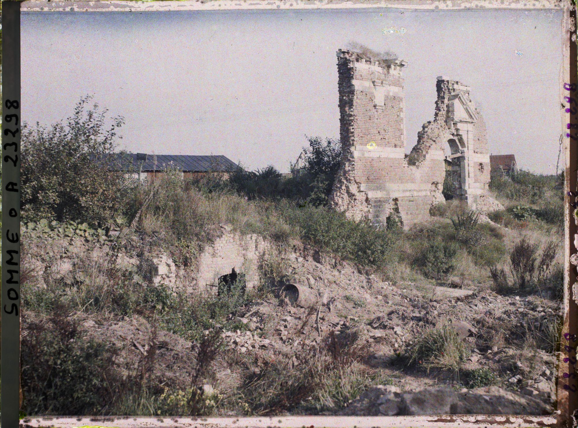 Image représentant France, Combles, Ruines de l'Eglise et entrée des Souterrains du Chau de Lamotte