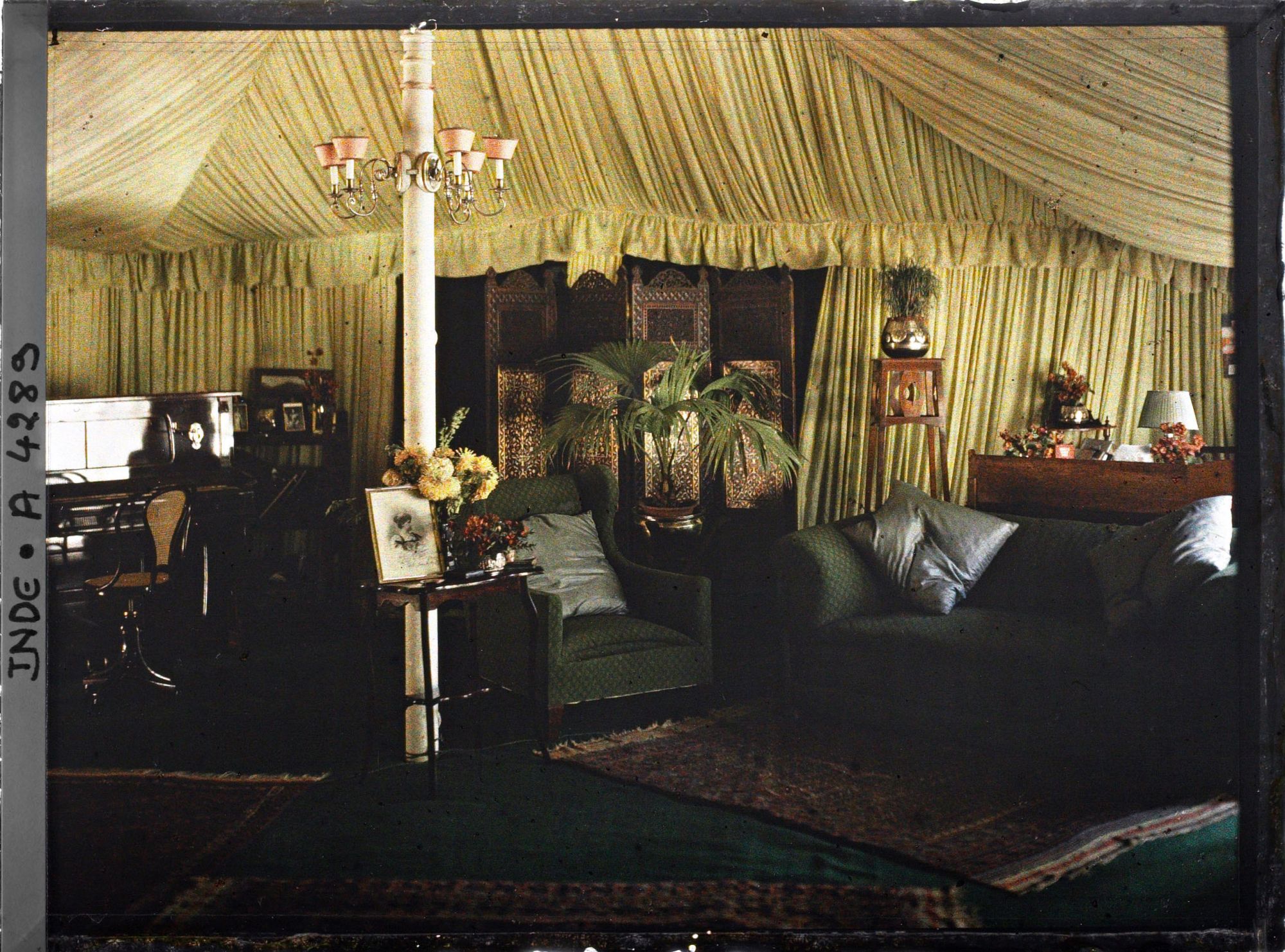 Image représentant Le salon indianisant de Mrs Hailey, l'épouse du Chief Commissioner de Delhi