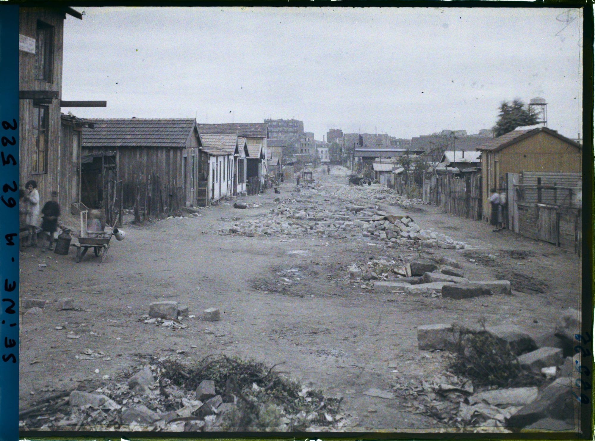 Image représentant Vue de la " Zone ", à l'emplacement des anciennes fortifications entre les portes de Clignancourt et de Saint-Ouen