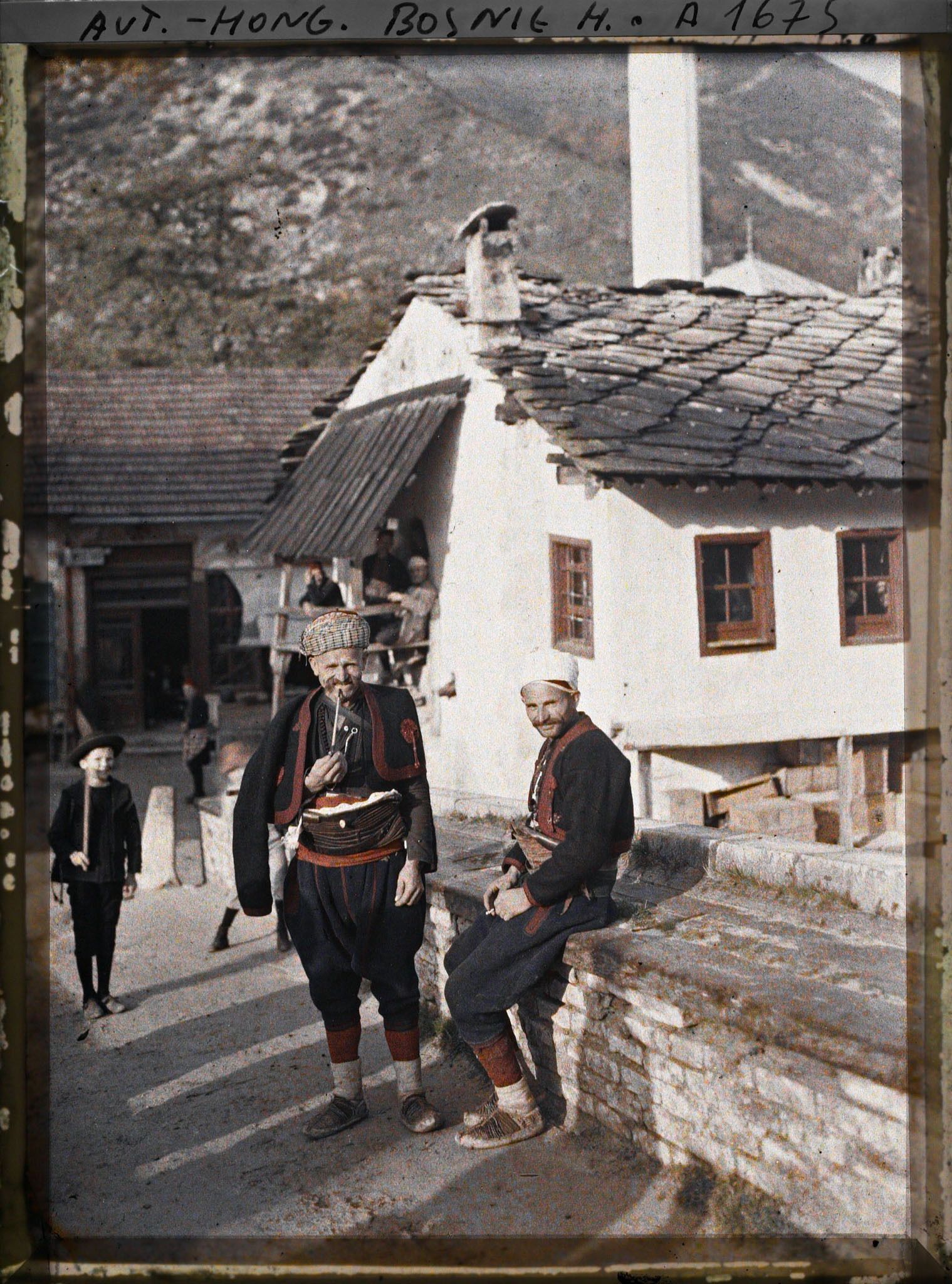 Image représentant Un café au bord du pont: couverture de pierre et escalier recouvert de bois, deux hommes sur le pont