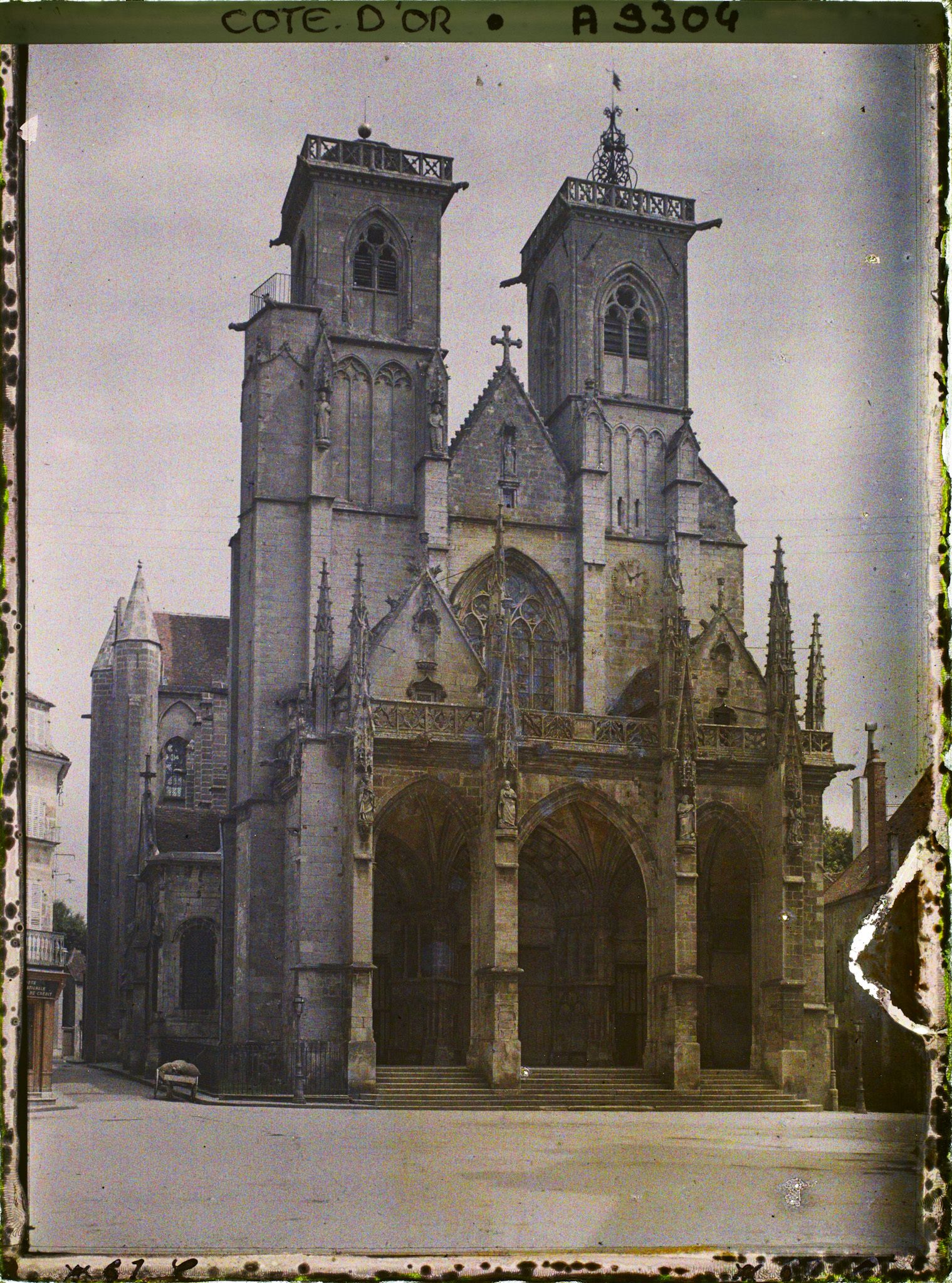 Image représentant La façade de la collégiale Notre-Dame