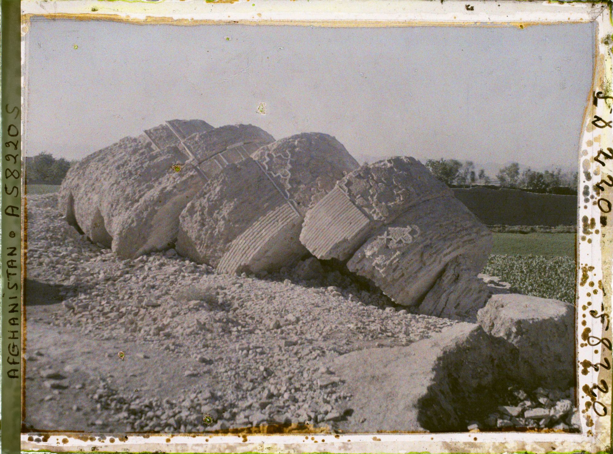 Image représentant Ensemble de Gawhar-Châd. Minaret tombé en avril 1928
