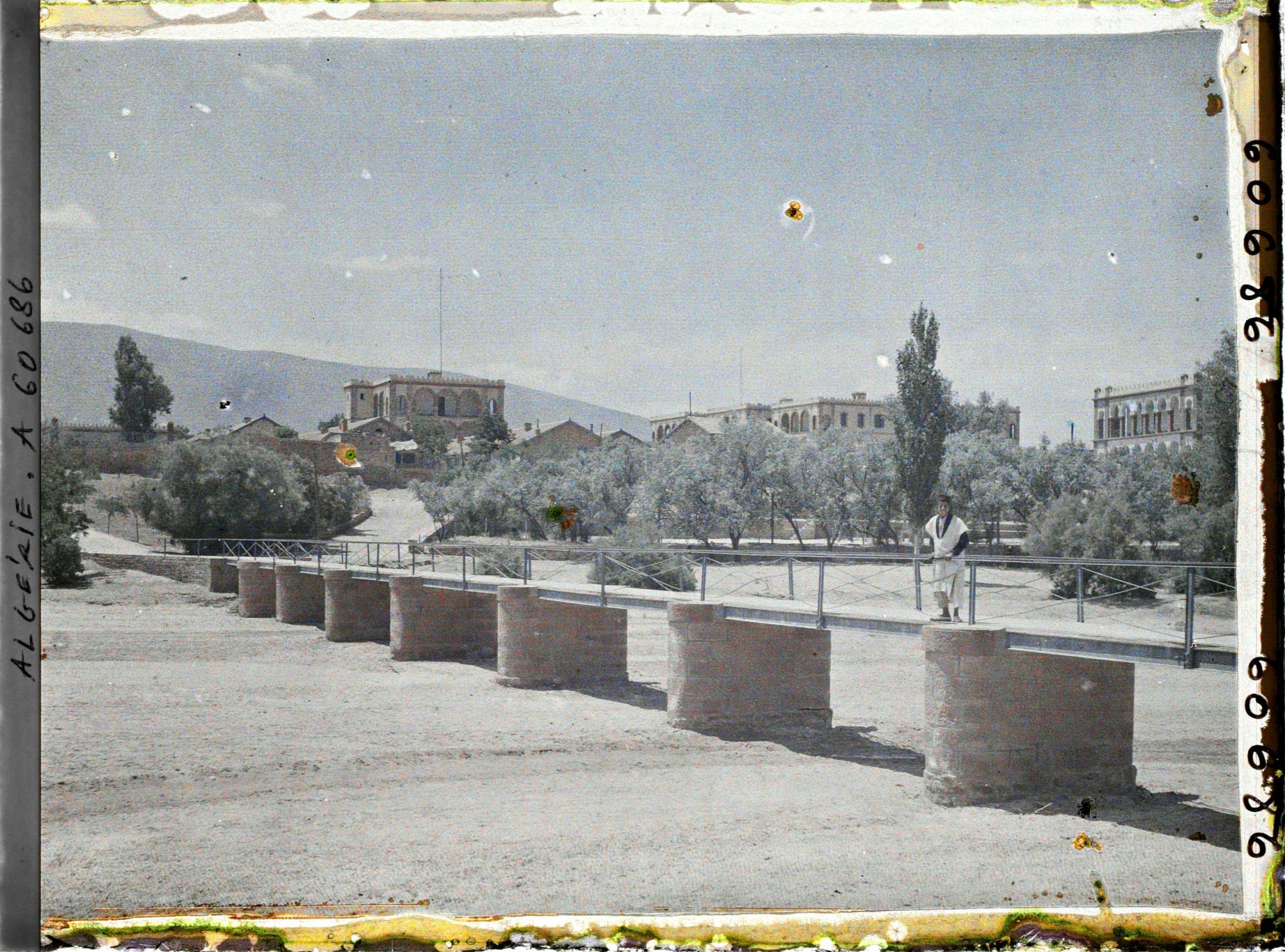 Image représentant Le pont sur l'oued et les bâtiments de la redoute