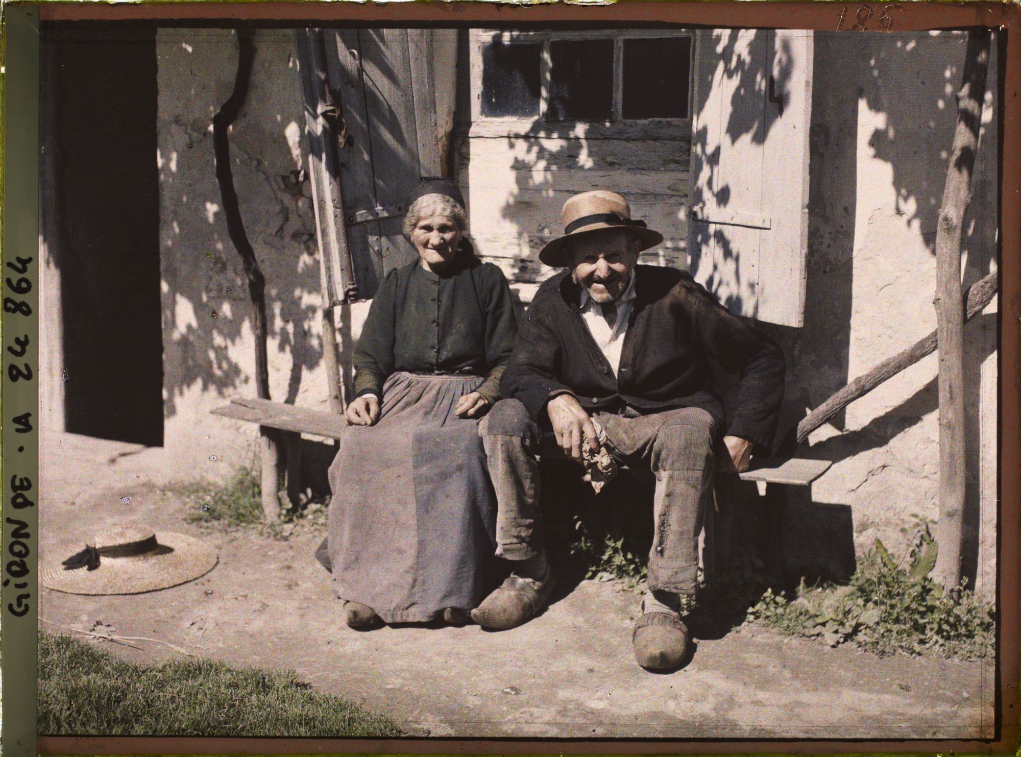 Image représentant Deux habitants originaires de la ville assis sur un perron